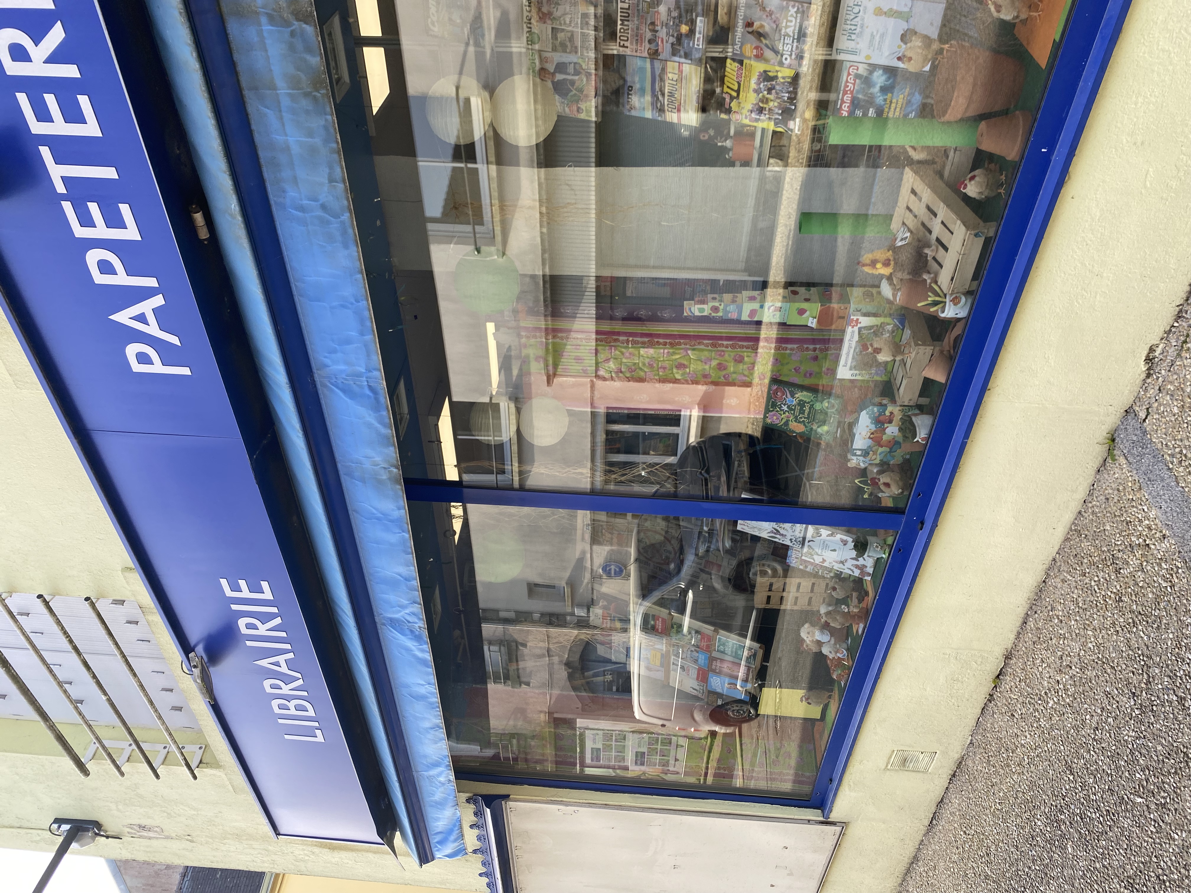 Fonds de commerce Presse Librairie Carterie Jeux FDJ  exploité depuis plus de 60 ans jouissant d’une clientèle fidèle dans une petite ville très dynamique de 6000 habitants .(seul point de vente presse de la localité ) .L’ environnement  offre de réelles perspectives de développement grâce à  de multiples possibilités de diversifications….
Grandes vitrines, 120m2 de surface magasin .
Une offre immobilière peut être envisagée