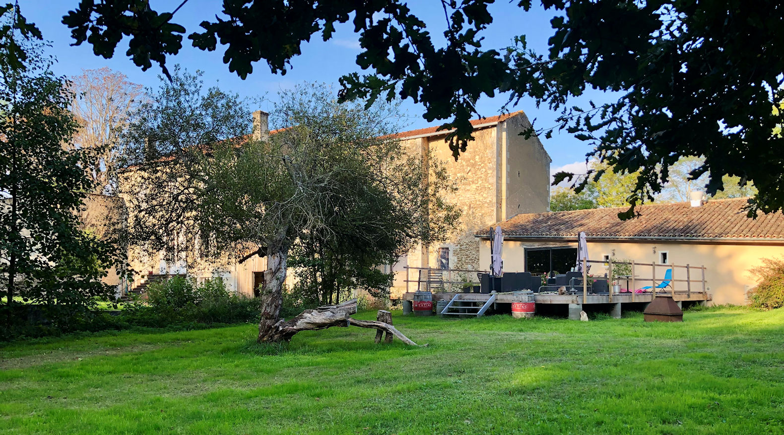 À Vendre – Moulin de Reguignon (33860 Val de Livenne)

Site patrimonial rare – Minoterie, maison, restaurant et dépendances
40 min de Bordeaux – A10 à 3 min

Le Moulin de Reguignon est un ensemble unique comprenant :

- Un ancien restaurant “Au Four et au Moulin”, ouvert en 2012, fermé en 2024 pour cause de retraite, avec cuisine professionnelle, salle de 70m² et terrasse de 80 m²
- Une minoterie historique construite en 1908 et arrêtée en 1982, témoin du savoir-faire meunier avec une machinerie d’époque presque intacte.
- Une maison d’habitation de caractère sur trois niveaux, avec neuf pièces, huit cheminées Napoléon III et un vaste rez-de-jardin.
- Dépendances variées : garages, hangar, atelier d’artiste, pigeonnier, offrant un potentiel pour des activités culturelles, touristiques, pédagogiques ou même d’hébergement.
- Un bief d’environ 1 km avec droits d’eau fondés en titre


Potentiel important : projets touristiques, culinaires, culturels, éducatifs, hôteliers, événementiels ou de réhabilitation patrimoniale.
Environnement calme, naturel, et proximité immédiate des grands axes.

1220 route des Meuniers Marcillac– 33860 Val de Livenne
Bordeaux : 40 min – Sortie A10 n°38 : 3 min
Photos et histoire : www.moulindereguignon.com

Contacts :
François Huchet : 06 07 02 78 38 – francois.huchet@gmail.com
Joëlle Brard : 06 08 53 88 18 - joelle.aufouretaumoulin@gmail.com