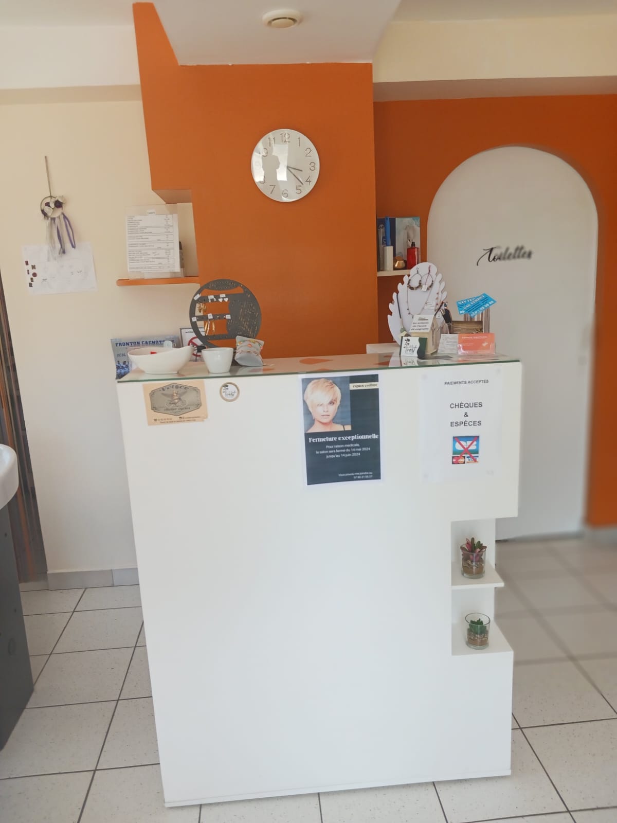 Cause maladie vend salon de coiffure mixte dans les Landes en Aquitaine 
Clientèle fidèle et en augmentation 
Très bien situé. Axe très passant 
Loyer 280€. Bail jusqu’en 2032
Très bien situé. Axe très passant   Parking gratuit 
2 bacs.  3 places de Coiffage. 2 Climazons
Multiples meubles de rangements et pour la vente 
Réserve. Avec étagères.  Micro onde. Petit réfrigérateur 
Il y a une pièce attenante pour onglerie. Esthétique etc 
Dans le prix je laisse le stock,tout le matériel,peignoirs,serviettes et.