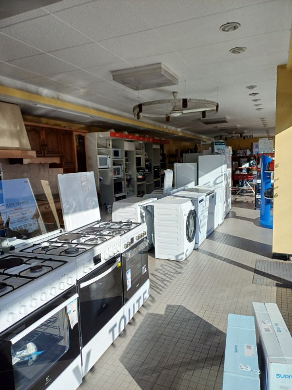 VENTE MAGASIN ELECTRO-MENAGER  TELEVISION  SAV  DEPUIS 1965
SURFACE VENTE:100m2  DEPOT 200m2
PARKING , SUR GRANDE AVENUE
CA: 350000euros  
DEPART RETRAITE FIN 2025
VENTE FOND ET MURS