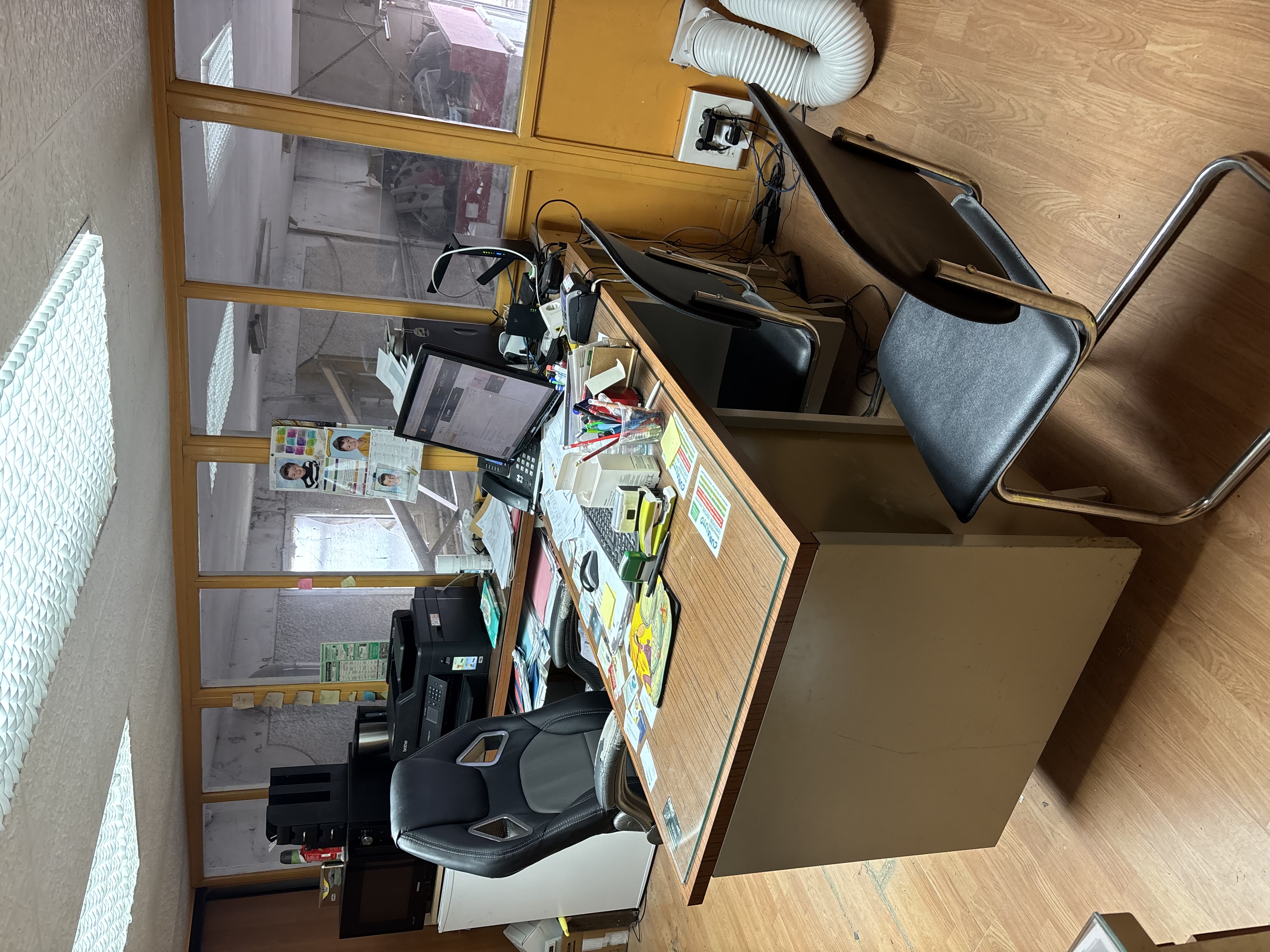 Carrosserie automobile (Bâtiment et fond de commerce)

Dans le centre de Gueugnon, proche des commodités et de l'animation locale, découvrez cette carrosserie à vendre (murs + fonds de commerce), idéal pour une reprise d'activité.
Entretenu et en bon état, ce commerce bénéficie d'une belle visibilité sur la place principale, et se positionne en monopole sur le marché de la carrosserie à Gueugnon et dans les villages environnants.
Surface optimisée, agencement pratique et faibles travaux à prévoir. Opportunité rare sur le marché local !