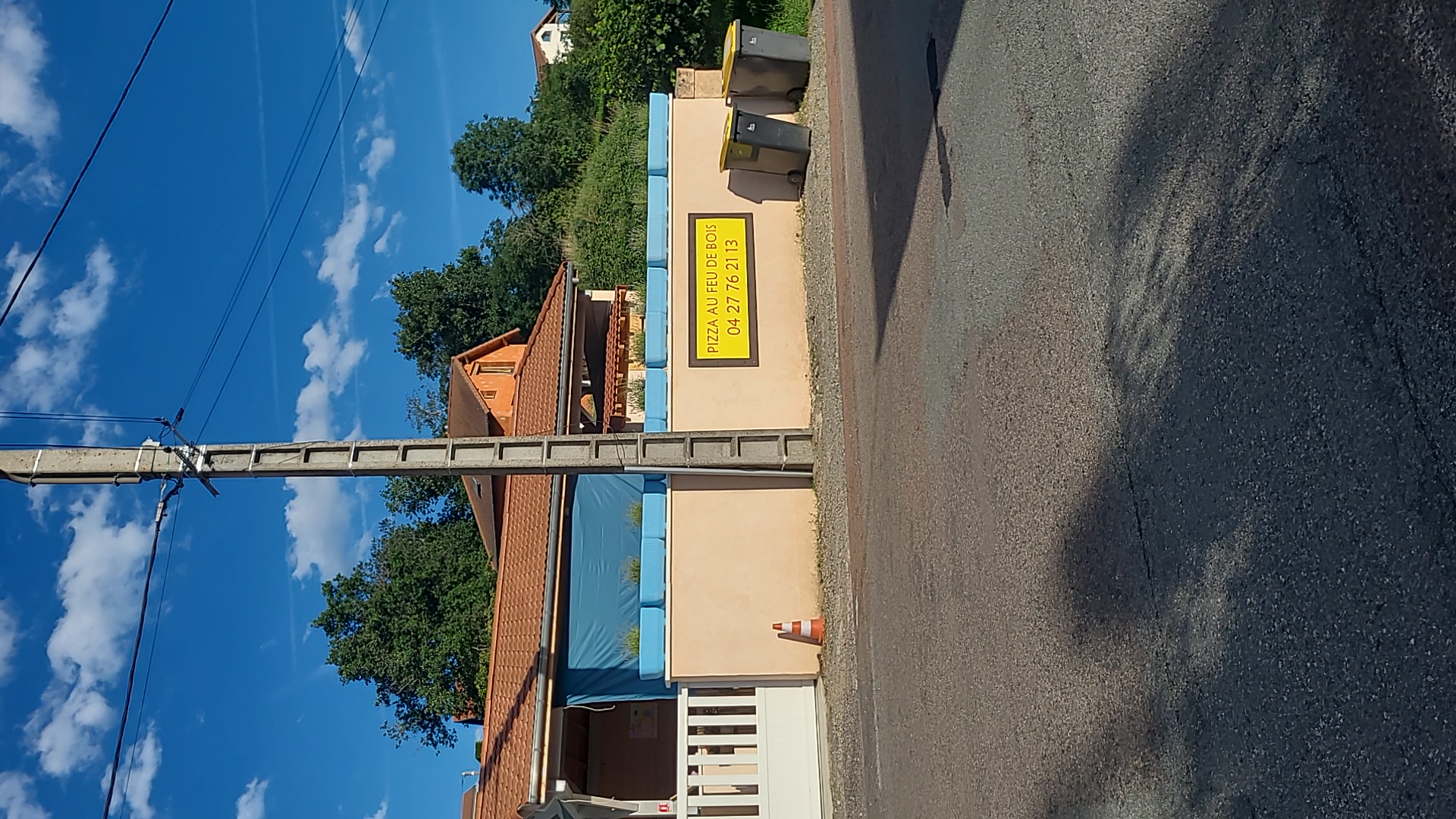 Pizzeria à emporter à vendre sur un axe très fréquenté  dans un village dynamique, de 1300 habitants. Clientèle locale et saisonnière. 
Cet établissement profite d'une grande terrasse pouvant accueillir 50 couverts et équipée d'un four à bois traditionnel et d'une cuisine de restauration bien équipée. 
Cet affaire peut être reprise sans investissements supplémentaires et être développée rapidement. 
À découvrir sans tarder !
Pour voir cet établissement 
Les photos sont disponibles sur le moteur de recherche Google. 
Merci beaucoup