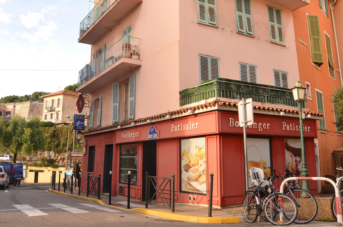 Particulier vend boulangerie à VILLEFRANCHE SUR MER - COTE D'AZUR
jolie clientèle de bonne renommée, boutique et fournil refaits à neuf en 2015. Appartement 3P à l'étage. Pas de salariés.