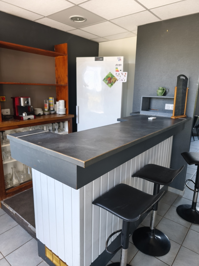 La commune de Montmort recherche un exploitant pour son Restaurant (avec Licence IV).
Salle de Restaurant de 40 couverts + terrasse de 50 couverts.
Clientèle locale recherchant une cuisine créative et de qualité. 
Conviendrait à un couple de par la difficulté de recruter du personnel.
Possibilité de développer une activité de traiteur avec salle communale à proximité.
Entre Charolais et Morvan, située à 40 kms de Paray-le-Monial et d'Autun, la commune de Montmort possède de nombreux chemins de randonnée très convoités.
Cuisine et salle équipées, pas d'investissement à prévoir pour le preneur.
Possibilité de se loger à l'étage avec 2 pièces et sdb.
Bail dérogatoire avec loyer de 500 € /mois comprenant immobilier commercial, logement, équipement et licence IV.