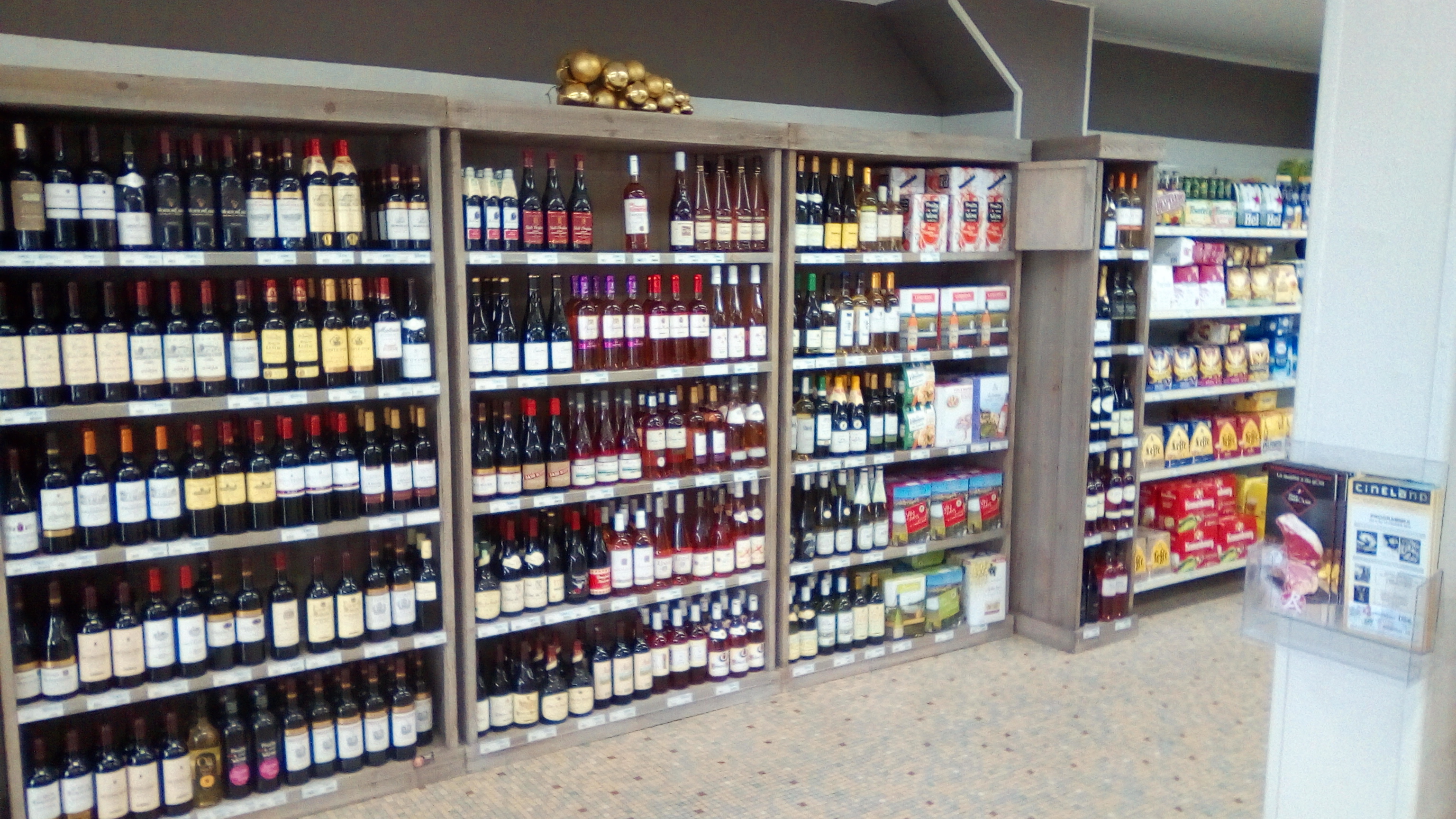 SUPERETTE surface commerciale 160m3  90m3 réserve
avec logement 100 m3  4 chambres  terrrase et garage
possibilité d'achat des murs