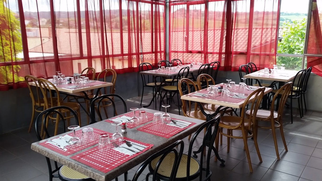 Reprise du bar-tabac-restaurant "Le Saint-Laurent" à Saint-Laurent d'Oingt

Le village de Saint-Laurent-d’Oingt, commune déléguée du Val d’Oingt, se situe au cœur  du Beaujolais ‘’pays des pierres dorées’’ dans le département du Rhône (69). Il est situé à quelques kilomètres du village d’Oingt, classé Plus Beaux Villages de France. Le commerce est au cœur du village, à côté de la salle des fêtes et du cabinet médical où exerce un médecin généraliste. L’équipe municipale et la vie associative sont dynamiques, prêts à s’engager aux côtés des futurs gérants

Activités possibles : ​Restauration, bar, animations, dépannage tabac, presse, dépôt de pain

Le local :

● Aménagé et équipé, clés en main
● Cuisine professionnelle à disposition (équipement, matériel, ustensiles) 
● Bar et salle avec refaits à neuf
● Logement compris

Contrat proposé : ​

Sous location des éléments composant le café (matériel, Licence IV ...). Vous pourrez bénéficier de sessions d'accompagnement personnalisé à l'ouverture.

Aspects financiers : ​

Apport financier pour stock produits et trésorerie initiale à prévoir​ : 7 à 10K€
Dépôt de garantie : deux mois de redevance
Redevance mensuelle : 870HT/mois

Profil de gérant recherché : ​

● Vous possédez des vraies qualités de commerçant et une vive volonté d’entreprendre. ​
● Vous souhaitez vous engager en faveur de la ruralité et en comprenez les enjeux. ​
● Vous justifiez d’une expérience significative dans le secteur de la restauration et maitrisez les techniques culinaires essentielles, ainsi que les normes d’hygiène et de sécurité.​
● Vous avez des bases solides en gestion et faites preuve de rigueur et d’organisation.​
● Vous envisagez d'être propriétaire de votre fonds de commerce à court ou moyen terme.