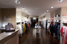 Boutique de prêt à porter féminin, située au coeur de ville dans rue piétonne n°1. Marques qualitatives dont la notoriété fidélise depuis de nombreuses années une clientèle locale, départementale et touristisque. Enseigne indépendante. Grandes vitrines qui permettent de valoriser l'offre. Loyer modéré. Surface de vente : 80 m2 (+ 40 m2 de réserve). Locaux en parfait état, exploitation immédiate. Chiffre d'affaire constant. Bonne rentabilité. A vendre, cause retraite.

Prix du fonds de commerce à débattre.