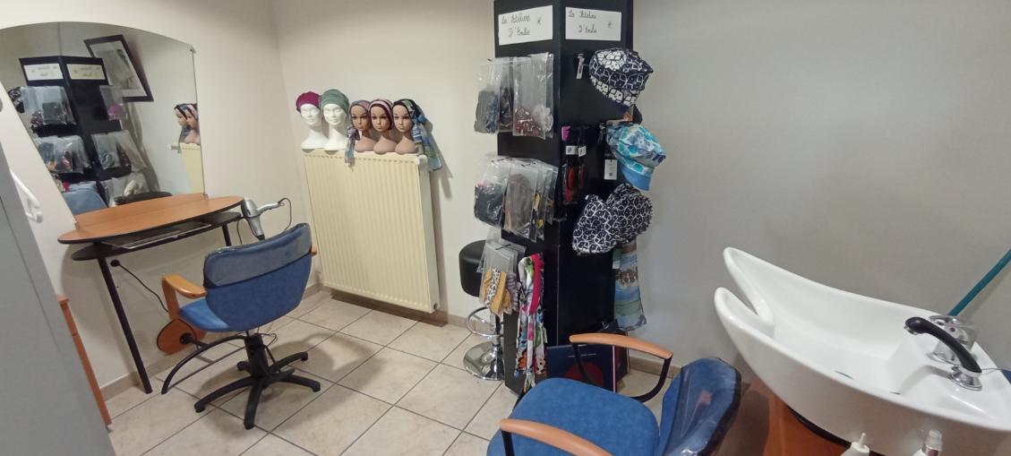 A vendre cause retraite,  salon de coiffure  et perruques  médicales. 
Créé  en 1997.
Situé  sur rue passagère  et commerçante. 
Proche d'écoles primaire et maternelle. 
Stationnement  et place  handicapée devant le salon.
Surface 80m2. Dont 40m2 en salon dame et 20m2 en salon homme. Cuisine et réserve de 20m2.
Agrément  sécurité  sociale  pour les perruques  médicales,  en lien avec les hôpitaux. Une forte demande pour développer  les prothèses  au masculin. (Complements, volumateurs....)
Salon de plein pied, vitrines protégées par volets roulants. 
Enseigne lumineuse.
Climatisation 
Chauffage  gaz
Bail en cours
Loyer 309 € 
Sans personnel