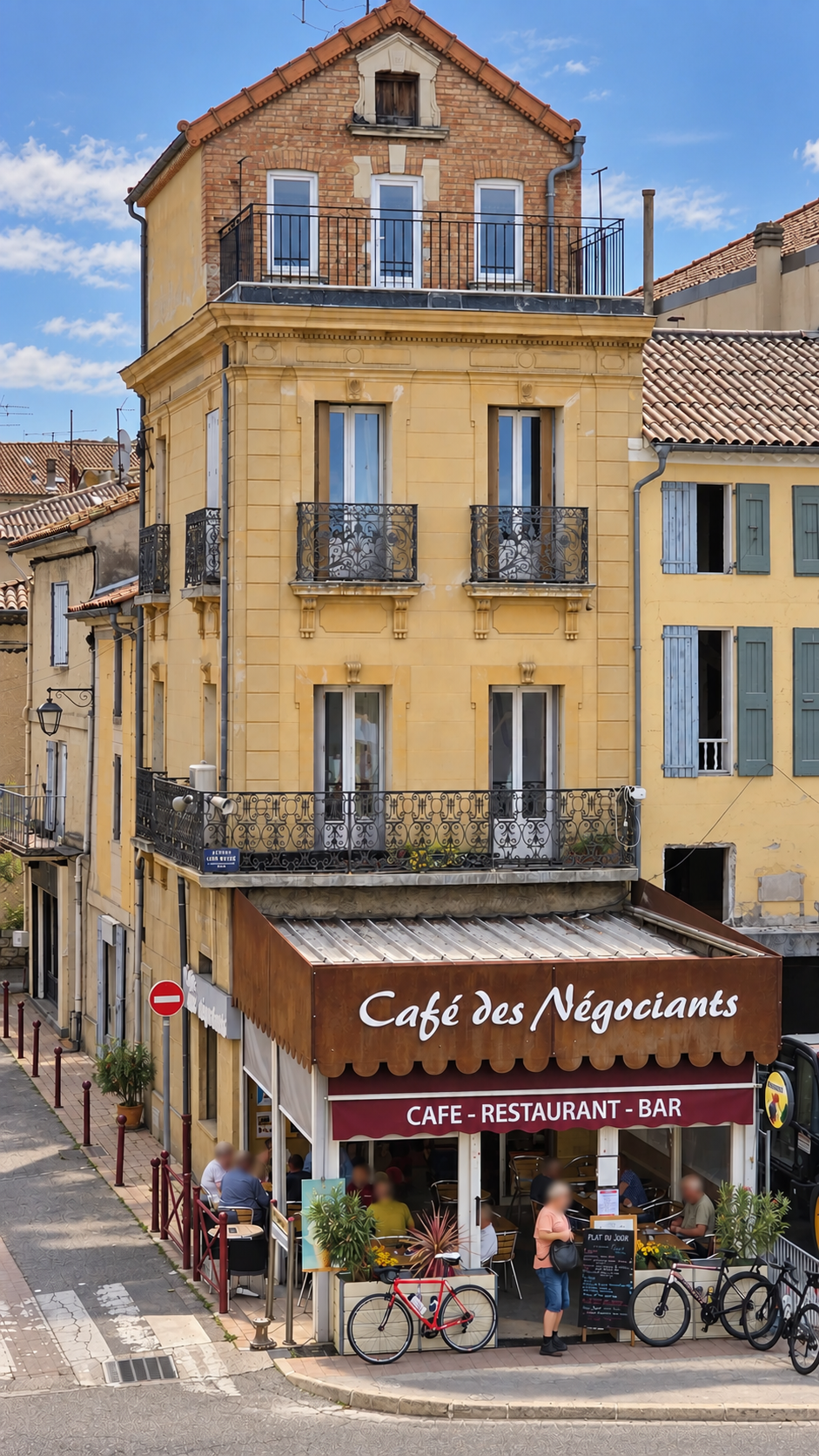 Saisissez l'opportunité de reprendre une adresse emblématique d'Oraison, au cœur de la Haute-Provence, et de poursuivre le développement d'un établissement connu localement comme une véritable institution depuis plus d'un siècle.
Idéalement implanté au cœur du village, le Café des Négociants bénéficie d'une clientèle locale fidèle, complétée par une clientèle de passage et touristique, dans un territoire particulièrement attractif entre Manosque, le Luberon, le plateau de Valensole et les Gorges du Verdon.

POINTS FORTS & ATOUTS
• Emplacement privilégié : cœur du village, visibilité et proximité immédiate de plusieurs parkings municipaux.
• Double activité : café-bar et restauration en plein essor, permettant de diversifier et développer les sources de chiffre d'affaires.
• Outil de travail modernisé : cuisine professionnelle transformée et adaptée à une véritable activité de restauration.
• Établissement opérationnel : équipe en place et activité immédiatement exploitable.
• Bail commercial avantageux : ensemble de l'immeuble pris à bail, avec un loyer particulièrement raisonnable au regard de l'emplacement et des surfaces exploitées.
• Terrasse : capacité d'accueil complémentaire et potentiel de valorisation selon les besoins.

POTENTIEL & OPPORTUNITÉS
Une activité déjà développée mais offrant encore de nombreux relais de croissance : restauration, clientèle d'entreprises, repas professionnels, événements, privatisation, prestations traiteur, soirées et animations.
Oraison bénéficie par ailleurs du classement France Ruralités Revitalisation (FRR), susceptible d'ouvrir, sous conditions, différents dispositifs fiscaux et sociaux très favorables à une reprise.

CONDITIONS DE CESSION
Prix de vente du fonds de commerce : 300 000 €
Cession destinée prioritairement à un professionnel du CHR, couple de repreneurs ou entrepreneur disposant d'un projet solide et d'un apport personnel d’au minimum 100 000 €.
Dossier financier détaillé communiqué aux candidats qualifiés après premier contact.
Premier contact :
sasladolcevita04@gmail.com