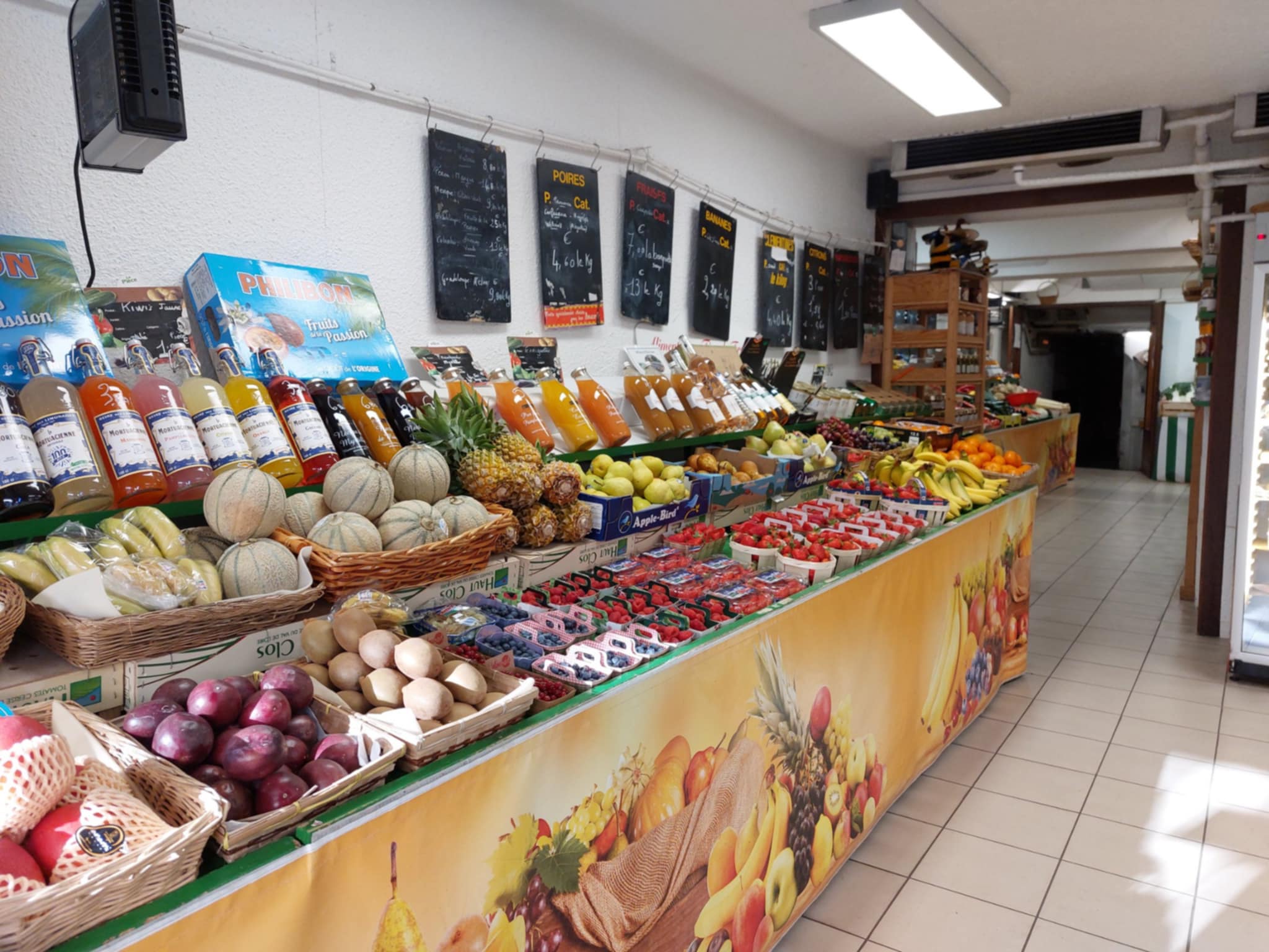 À vendre : fond de commerce fruits, légumes et épicerie fine, cause départ en retraite.
Situé dans une rue commerçante du centre-ville de Belleville-en-Beaujolais.
Commerce établi depuis près de 40 ans.
Contact pour plus d'informations