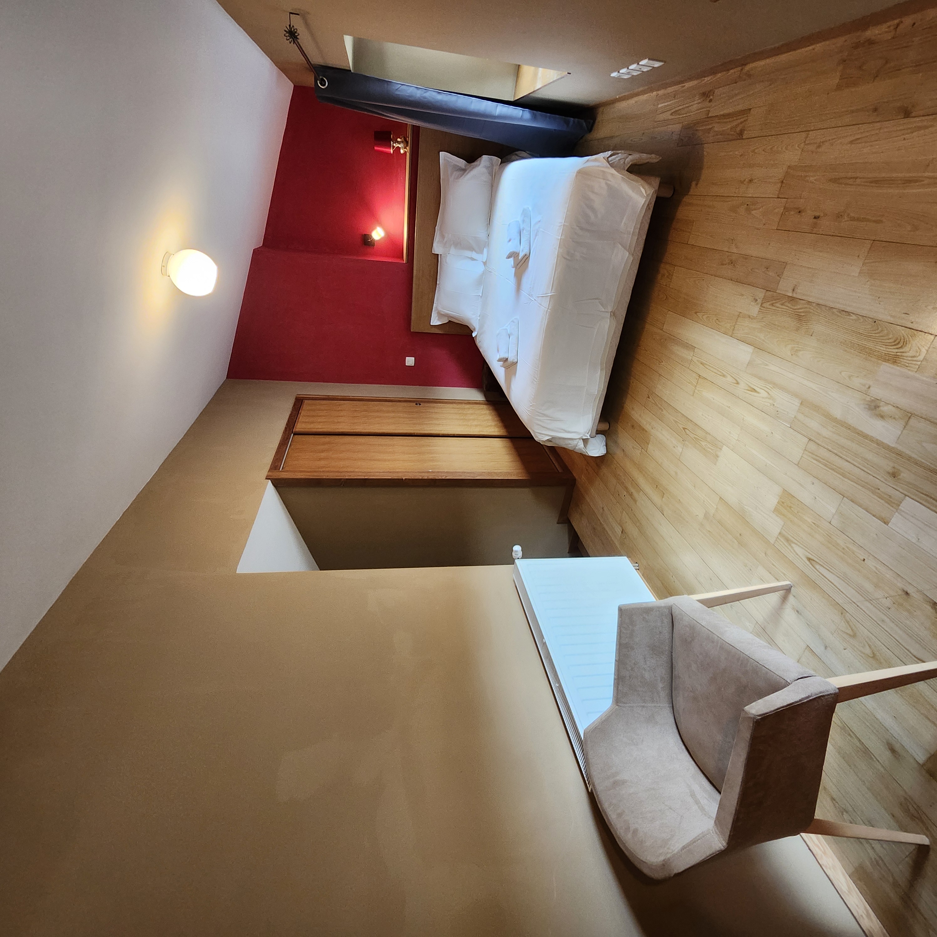 Au cœur du bourg de Leynhac, village situé dans le sud Cantal dans la vallée du Lot et proche de l'Aveyron, venez découvrir cet établissement de près de 240 m2 de surfaces utiles.
Cette gérance vous offre au 1er étage : 3 chambres d'hôtes avec salle de douches et wc , un espace commun équipée d'une cuisine et petit salon ainsi q'une buanderie.
En rez de chaussée, deux salles de restaurant d'une totalité d'environ 40 couverts, une cuisine professionnelle aux normes et un bar sous licence IV.  L'établissement contient également un appartement privatif T3 de 60 m2 avec accès privatif.
Chauffage au gaz, panneaux solaires ainsi qu'un insert, double vitrage.
Loyer 720 € TTC charges non comprises - 3 mois de caution demandés
Affaire à potentiel de développement pour toute personne ayant volonté de construire un projet épanouissant à la campagne et dans un environnement préservé.
Contacter la mairie de Leynhac au 04 71 49 04 92 / leynhac.mairie@wanadoo.fr pour toutes informations complémentaires et dépôt de dossier de candidature
Pour tout autre photos faire la demande
