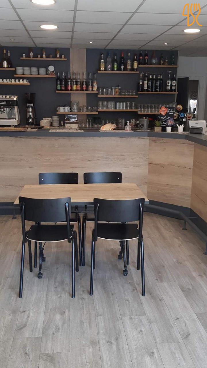 Bar Restaurant et Annexes (garage plus caves) le tout pour 270 m2, agrémenté d'une belle terrasse de 70 m2, et pour compléter ce bien, un bel appartement de 100 m2.
Commerce très bien situé dans le village, excellente visibilité, à 200 mètres de la frontière genevoise.
Contacter par téléphone pour plus de renseignements