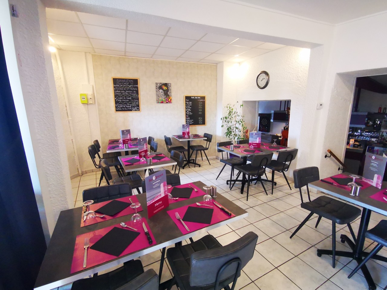 A vendre  fonds de commerce comprenant, bar, restaurant, pizzeria, jeux FDJ et situé en plein cœur de la commune de La Roche Blanche, commune située au Sud de Clermont (15 minutes du Centre de Clermont Ferrand) et à proximité de l’A75.

Cet établissement bénéficie d’un emplacement de choix avec un grand parking permettant ainsi aux clients de stationner sans difficulté.

Les responsables de cet établissement ont su fidéliser leur clientèle depuis leur arrivée fin 2018 et leur chiffre d’affaires est en progression continue.

Ce restaurant dispose de plusieurs espaces de restauration. Il offre une capacité intérieure de 40 couverts répartis sur 2 niveaux et 25 places en terrasse.

La cuisine a été entièrement rénovée en 2018, ainsi que la réserve. Le matériel est récent et le système d’extraction est aux normes de sécurité.

Le bar bénéficie de la licence IV

Ouvertures actuelles midi et soir du mardi au samedi.