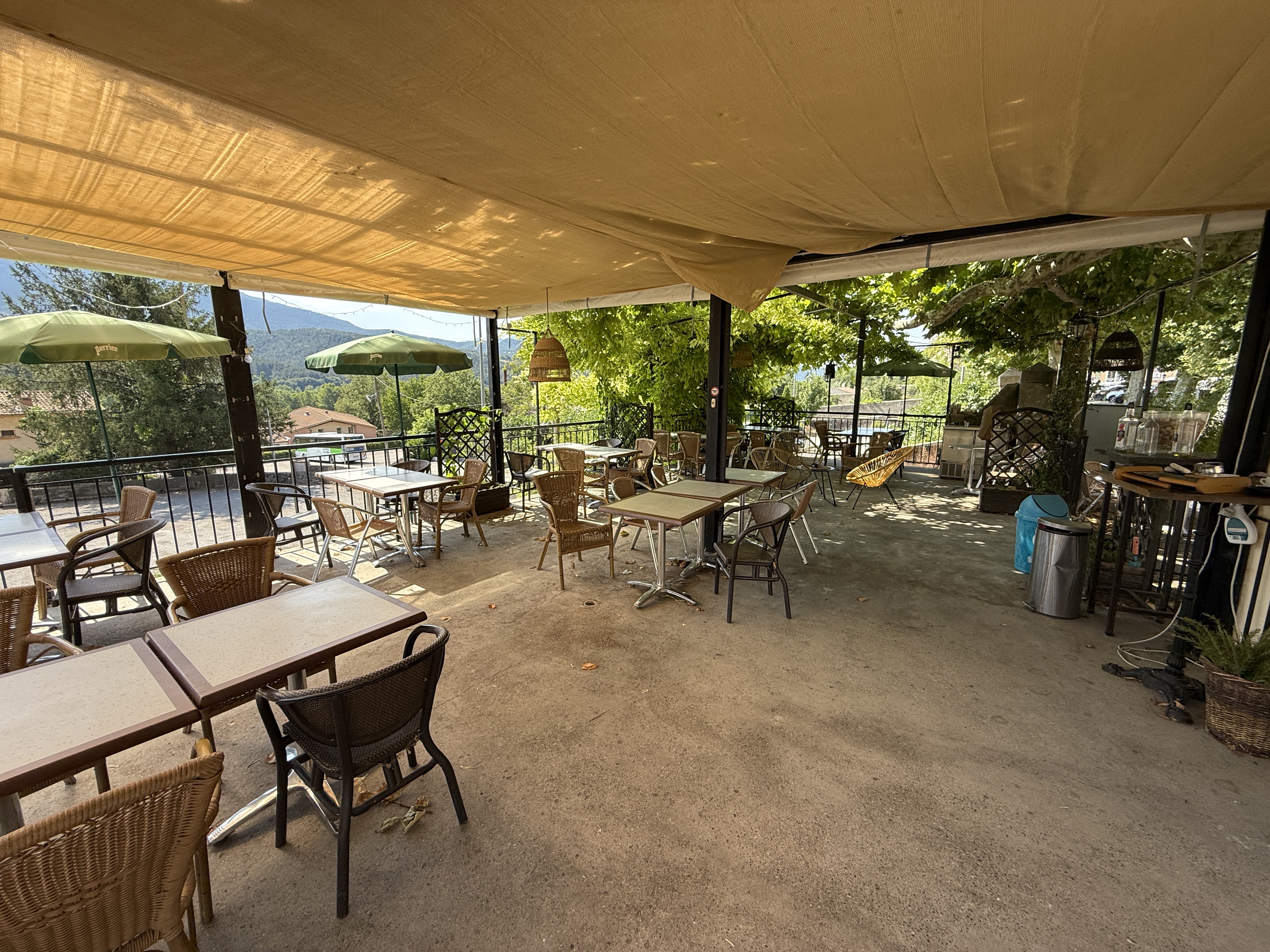 A vendre pour cause départ à la retraite, Fonds de Commerce situé sur la commune dynamique de MEZEL, à 15 minutes de la préfecture des Alpes de Haute Provence.
La Brasserie dispose d’un emplacement privilégié situé au cœur du village avec divers parking gratuits à proximité.
L’établissement est entièrement équipé dont un four à pizza et propose 20 couverts en salle et une belle terrasse ombragée extérieure de 60 places.
Au sous-sol le local dispose de 2 caves et à l'étage un appartement T3 à rafraîchir.
Licence IV.
Clientèle du secteur fidélisée, et fort passage en saison (route du lac de Sainte Croix et des Gorges du Verdon).
Idéal pour un couple.
Belle affaire, saine, à fort potentiel.
Bail 3/6/9, Loyer faible de 690 euros/mois.
Prix : 75 000 euros