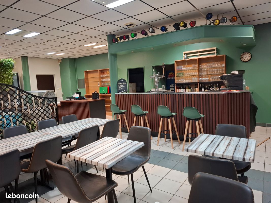 Commerce situé en plein centre de Jarnosse

Le local dispose d'une superficie totale de 147 m², dont 135 m² de surface de vente

Un logement est attenant

Activité actuelle : bar / casse-croute, avec possibilité d'ajouter activité de restauration et relai poste

Local appartenant à la commune de Jarnosse

Fonds à vendre à 58 000 €

Contacts : 06-81-03-78-44 ou 06-09-58-53-93