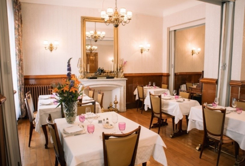 Suite au départ à la retraite du gérant, cet hôtel***– restaurant est à vendre. Après avoir été dirigé par la même famille pendant 4 générations, l’hôtel 3 étoiles et le restaurant attenant sont mis en vente. 
Il s’agit d’un établissement saisonnier, situé dans le principal bourg du sud de la Lozère. À proximité immédiate du centre-ville, son emplacement est idéal. 
Les clients sont : des retraités, des familles, des randonneurs, des vététistes, des motards et des clubs de voitures, des groupes. La capacité d’accueil est de 120 personnes pour l’hôtel (54 chambres) et d’une centaine de couverts pour le restaurant. L’établissement dispose d’une licence IV. Il est équipé d’une grande cuisine professionnelle, fonctionnelle et entièrement équipée.
L’hôtel***– restaurant se situe sur un terrain de 8 000 m², comprenant une piscine, des places de stationnement, un garage à vélo fermé…
Enfin, cet établissement comprend un logement de 140 m² au troisième étage.
L’activité est actuellement saisonnière, avec une ouverture d’avril à octobre. Il n’y a aucun salarié à reprendre, l’équipe de saisonniers est fidèle.
Selon les besoins du repreneur, il peut être accompagné lors du démarrage de l’activité.
(ref : L0492)