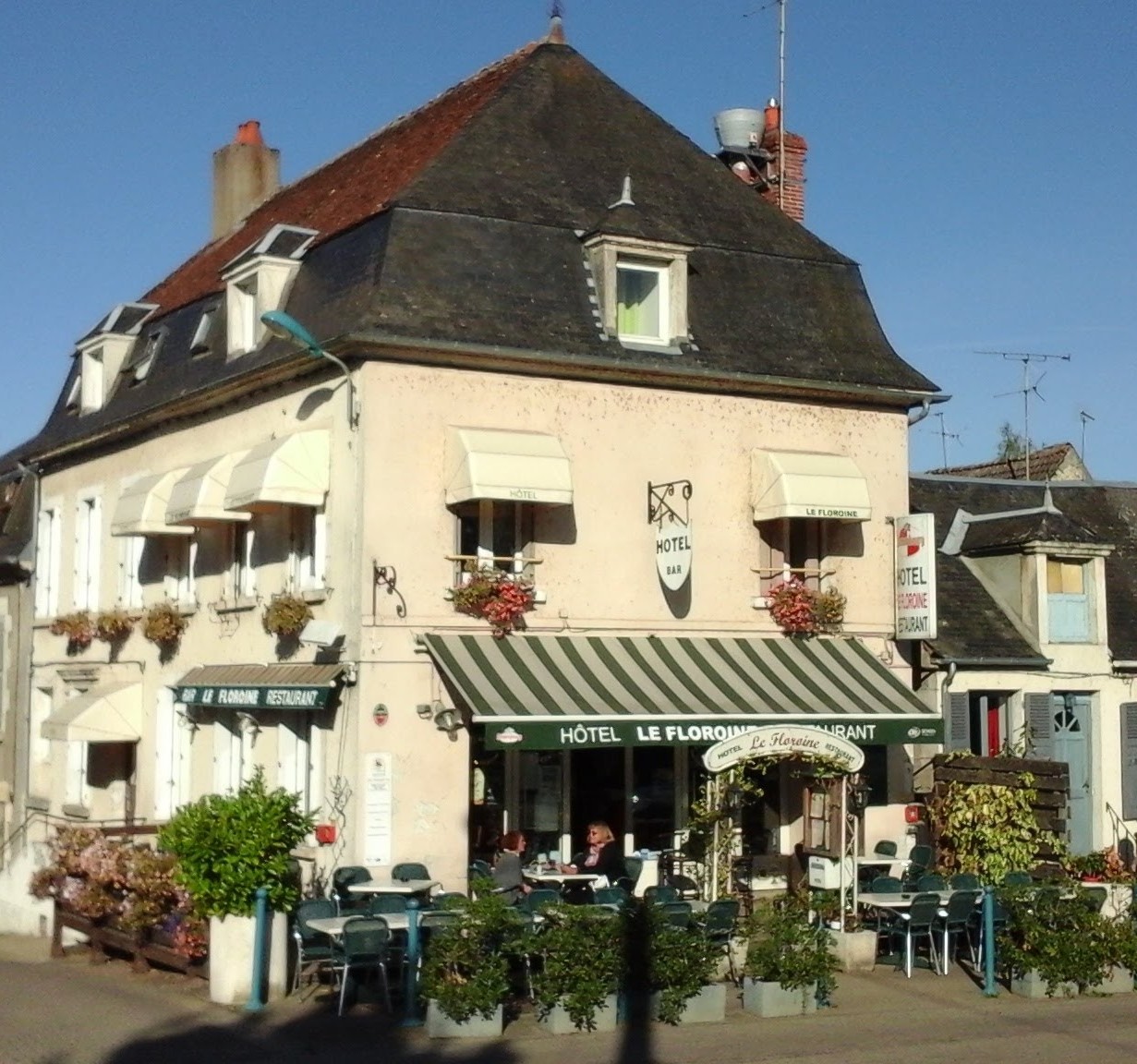 Situe dans la région touristique de Sancerre,  hôtel, 5 chambres aux normes ssi, restaurant 40 places, cuisine familiale menu ouvrier, bar. Ideal couple.  Possibilité de logement