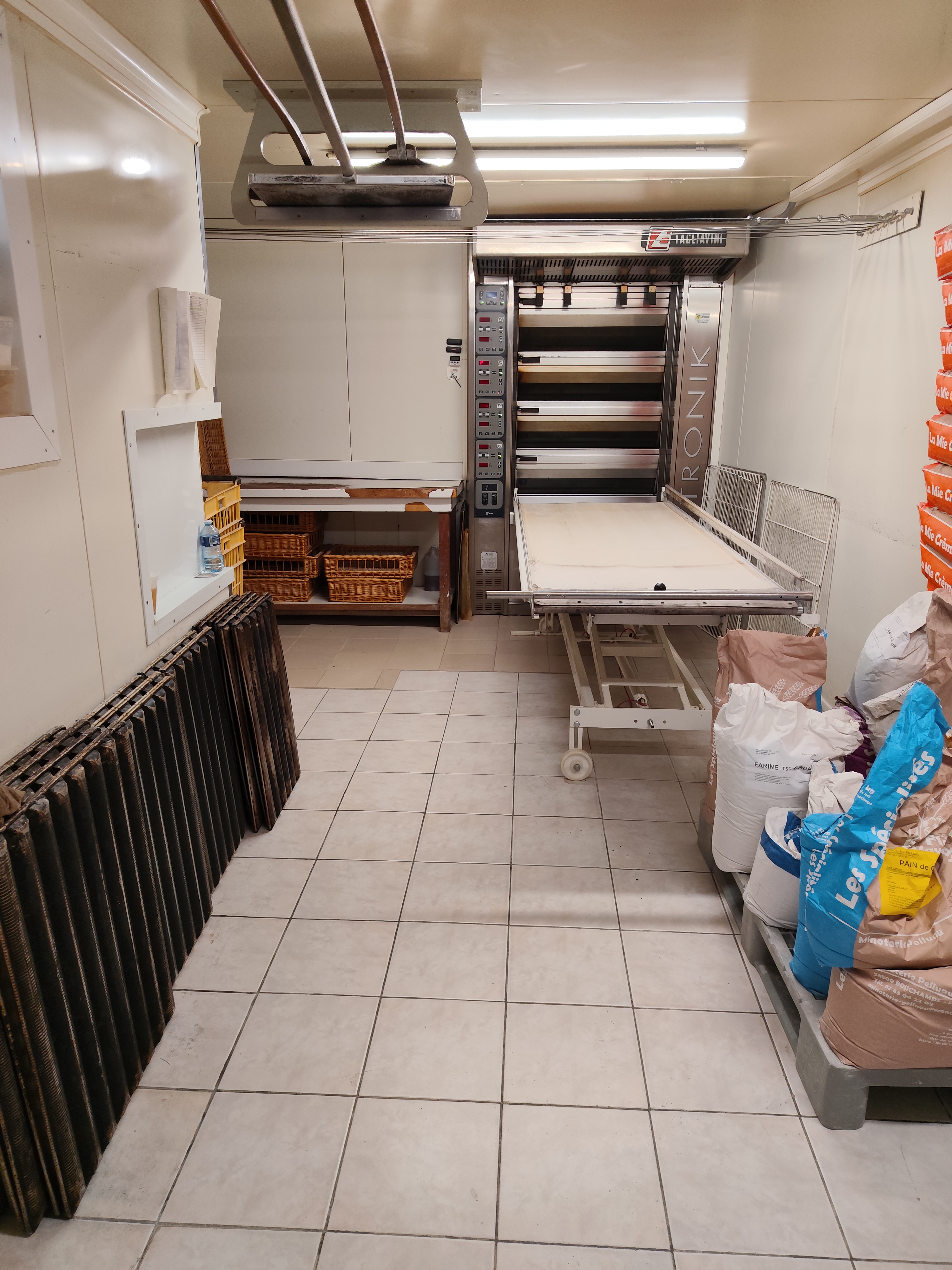 Au cœur d'une commune dynamique et en plein développement, cette boulangerie-pâtisserie artisanale bénéficie d'un emplacement stratégique et d'un fort potentiel de croissance. 
Secteur : située à 20 minutes de Vannes et de Josselin.
​Les atouts clés de l'affaire :
​Fiscalité très avantageuse : Située en zone France Ruralités Revitalisation (FRR) (exonérations d'impôts sur les bénéfices pour le repreneur sous conditions).
​Environnement commercial complet : Proximité immédiate d'un bar-tabac, d'une épicerie, de restaurants, d'une pharmacie, d'un pôle médical, mais aussi de la crèche, des écoles, collèges et lycée.
​Outil de travail performant : Magasin spacieux avec vitrine à pâtisserie neuve. Laboratoires boulangerie et pâtisserie lumineux, spacieux et de plain-pied. Matériel récent et très bien entretenu.
​Charges maîtrisées : Contrat d'électricité (tarif bleu) bloqué jusqu'en 2027 et transmissible.
​Organisation idéale : Équipe autonome déjà en place (un boulanger, une vendeuse, un apprenti). Confort de vie préservé avec une fermeture hebdomadaire le lundi ainsi que les samedis et dimanches après-midi.
​Une opportunité clé en main pour un artisan souhaitant s'installer immédiatement dans d'excellentes conditions.
Loyer : 600€
CA : 240 000€
