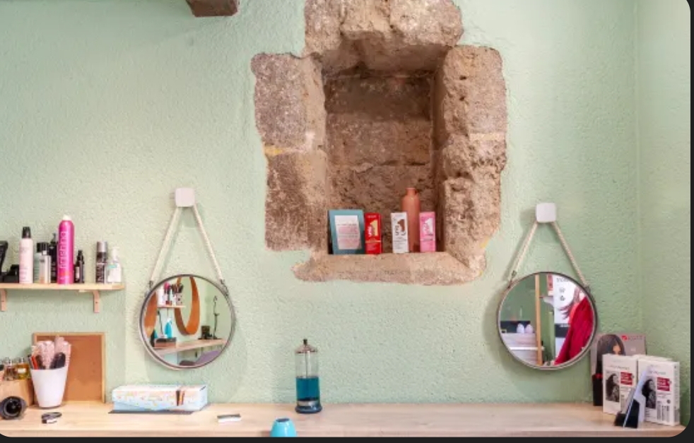 Description
À vendre – Salon de coiffure avec 43 ans d’historique – Loyer bas

À saisir : fonds de commerce salon de coiffure, exploité depuis 9 ans par mes soins, après 34 ans d’activité par une précédente coiffeuse.
Soit 43 ans d’exploitation continue avec une clientèle fidèle et régulière.

Le salon est situé dans un quartier dynamique et agréable avec une bonne visibilité.
Prêt à travailler immédiatement.

Caractéristiques :
Superficie totale : 50 m²
Salon : 30 m²
Réserve : 20 m²
Loyer bas
Bail commercial en cours (9e année)
Aucun salarié à reprendre
3 postes de travails 
2 bacs a shampoings 

Prix de vente : 38 000 €

Motif de la vente : nouvelles envies professionnelle.

Idéal pour un(e) professionnel(le) souhaitant s’installer dans un lieu avec une clientèle existante et fidèle soucieuse de la vie du village .
Village de caractère.