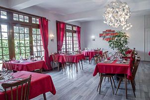 Ce Fond de commerce se situe au croisement de Lyon /Chambéry /Grenoble à 10 min de l'autoroute , proche de Walibi.
Nous avons Deux salles( une de 20 couverts et une de 40 couverts), et ,une terrasse de 50 couverts (possibilité d'agrandissement) . Un grand parking juste en face du restaurant est disponible. Un logement  contenant 3 chambres, 1 salle de bain ,un coin salon , et un bureau , idéal lorsque l'on a des enfants.
L'hotel est composée de 6 chambres : 4 de 1 ou 2 pers et 2 de 3 ou 4 pers.