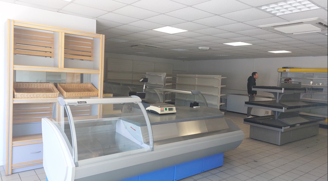 Au coeur du centre-bourg, venez découvrir cet espace multi-services équipé et totalement opérationnel. Il est doté d''une superficie totale de 220 m2 dont 60 m2 de réserve principale, laissant une surface d'exploitation de 120 m2.
 Un espace vaste, à agencer selon votre projet mais équipé de nombreux éléments : vitrines positives traditionnelles, vitrines positives de libre-service, rayonnages, trancheuse de pain, trancheuse à jambon, chambre froide dans la réserve, sas de livraison nocturne, chariots et transpalette.  Le confort et la sécurité sont assurés par une climatisation réversible et un système de vidéo-surveillance.     
C'est un outil de travail immédiatement opérationnel pour un multi-services répondant aux attentes des habitants (plus de 1100), des salariés des entreprises locales (dont une leader sur son segment) et des touristes séjournant à la halte nautique où l'accueil de camping-cars est plébiscitée, fort d'un tourisme fluvial également. 
C'est une commune dynamique, irriguée par la Loire et les canaux, parcourue de voies vertes développant une attractivité pour de nombreux cyclo-touristes, riche d'un tissu associatif varié et animé. L'équipe municipale est toujours à l'écoute, volontaire dans ses choix de développement et facilitatrice pour tous les porteurs de projets compétents et engagés.
 L'écrin de cet outil de travail peut répondre à un projet de vie pour de nombreux candidats , comme une famille, par exemple, (de la maternelle au CM2), vos enfants seront accueillis sur la commune et l'école en centre-ville, un ramassage scolaire pourra les emmener au collège ou au lycée de Digoin ou de Paray-le-Monial, à quelques kilomètres,

Vous aurez la possibilité de développer un point Française des Jeux et tabac, sous réserve de l'obtention des autorisations légales.

C'est un ensemble professionnel à fort potentiel, attendu par ses habitants, desservant les communes limitrophes non pourvues de commerces de ce type. Le loyer mensuel est de 600 euros.

Les équipements internes feront l'objet d'une négociation dans le cadre d'un crédit-vente attractif et raisonné.

Un logement à proximité est possible également.
-