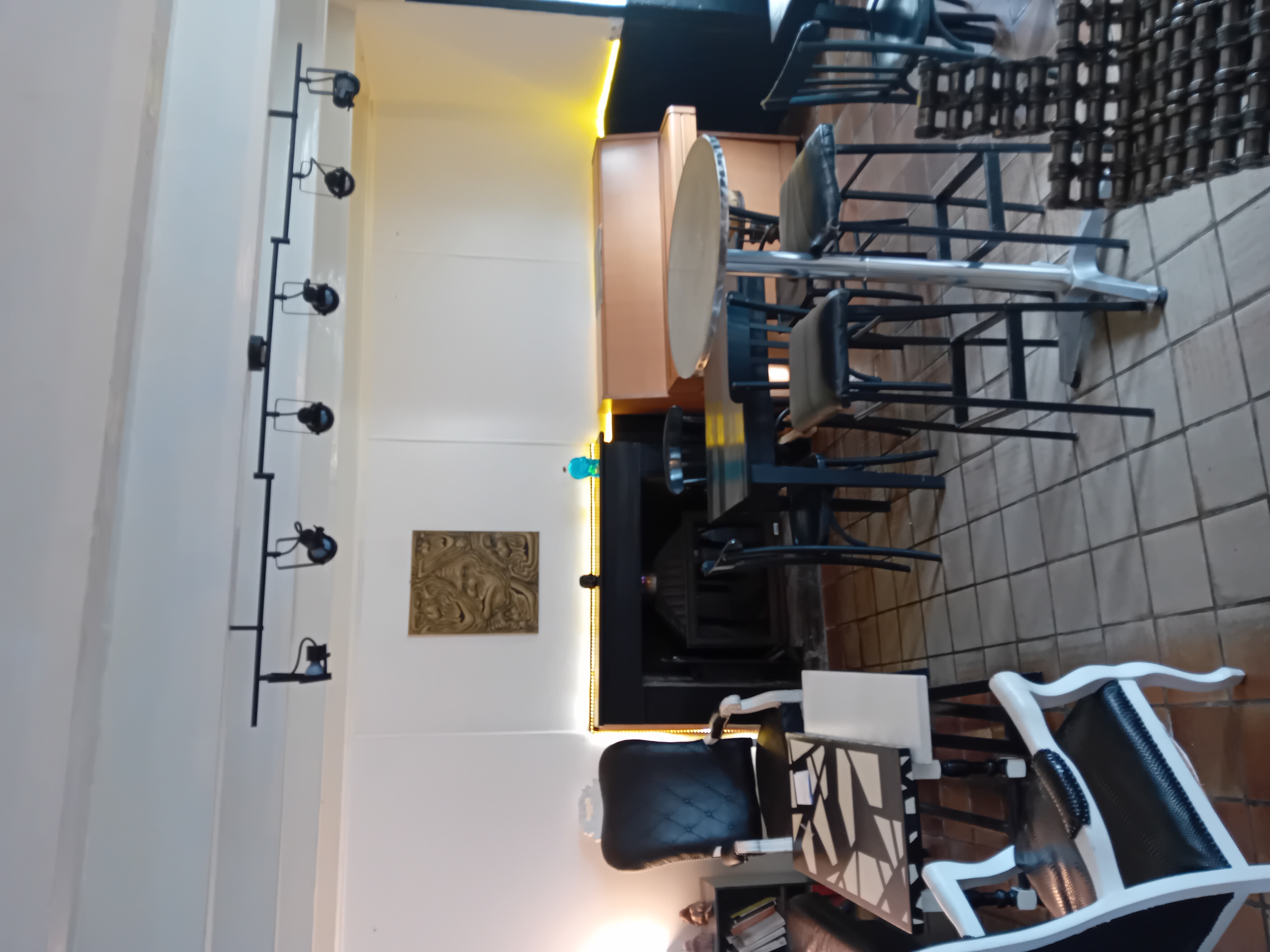 Bistrot culturel 
Restaurant 
Concert, Musique,poésie et théâtre 
Terrasse panoramique sur la ville sur trois niveaux 
Appartement sur deux niveaux 
3 grands lycée à proximité 
Un futur crématorium à proximité 
Pour les cafés d'enterrement 
Départ en retraite