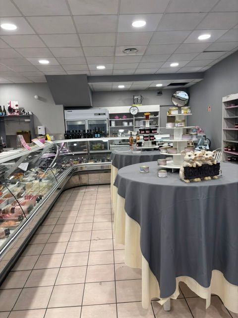 charcuterie traiteur en plein centre ville vente pour départ a la retraite gros potentiel de développement en boucherie et traiteur extérieur . très bon EBE 
magasin 70 mètres carrés laboratoire climatisé de plis de 300 mètres carrés
moteur et porte entrée automatique neuf changés l'année dernière 
Appartement au dessus du magasin a rénover 6 chambres compris dans le loyer 
possibilité d'acheter les murs aussi