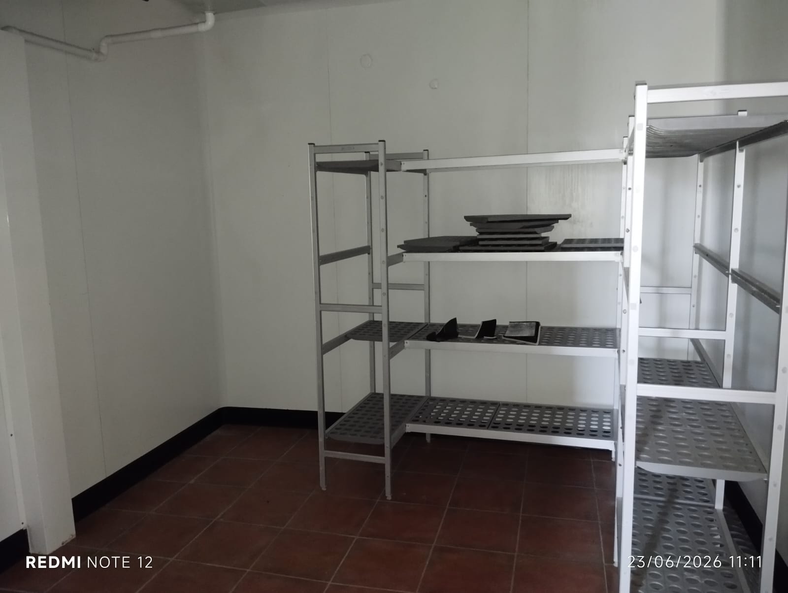 GRACAY 18310 - APPEL A CANDIDATURE – Local boucher traiteur ou autre activité (sauf épicerie et restaurant)

Dans une commune de 1400 habitants entouré par la Champagne Berrichonne, aux portes de la Sologne, Graçay est niché au cœur d’un écrin végétal et proche de l’eau.
A 2h au Sud de Paris avec un accès direct à l’autoroute A20, l’échangeur se situant à 5 kms, Graçay est au centre de nombreuses communes rurales et sa zone d’intérêt rayonne sur 9 communes. Les communes les plus importantes sont Vierzon, Châteauroux, Bourges, Romorantin. 
Son cœur de bourg dynamique est riche de nombreux commerces de proximité, (2 boulangers, épicerie, 2 coiffeurs, pharmacie, une supérette, bricolage, antiquité, 3 bars, 3 restaurants une autoécole, vétérinaires,…) des artisans Maçons, électriciens, Plomberie et un beau marché de plein vent tous les jeudis.
La Commune de Graçay compte un groupe scolaire primaire et maternelle, un centre socio-culturel, une salle des fêtes, un gymnase, terrain de sport et espace de loisirs avec piscine, un camping, une quarantaine d’associations culturelles ou sportives et des animations de territoire récurrentes comme la Foire aux Truffiaux.
De nombreux services à la population sont disponibles sur place notamment une agence postale, un cabinet notarial, un cabinet d’infirmiers, des professions paramédicales et un Ehpad qui accueille jusqu’à 102 résidents (en longs ou courts séjours), 

A LOUER commune de GRACAY – local commercial appartenant à la collectivité (ancienne boucherie-traiteur) pour activité de commerce de proximité. 
Le local commercial est composé : 
•	une boutique accès PMR avec vitrine réfrigérée et meuble de caisse d’environ 30m2
•	une arrière-boutique 40m2 distribuée comme suit
o	1ère pièce préparation et découpe avec lave mains 
o	2ème pièce cuisson et plonge avec double lavabo et lave mains
o	2 chambres froides
o	Livraison par l’extérieur quai de chargement avec rampe d’accès
o	Grand garage pour véhicule et stockage 100 m2
o	Appartement 2 pièces au-dessus du commerce refait à neuf (60 m2 distribué comme suit,  pièce à vivre, chambre, salle de bain et toilettes)
•	Bail commercial 3/6/9 loyer de 650€ ttc (local professionnel + appartement)
•	Le preneur s’engage à contractualiser avec les fournisseurs d’énergies de son choix et en régler directement les factures.
•	Taxes foncières à la charge du bailleur

Pour toute demande un dossier d’appel à candidature sera à déposer avec CV et copie de pièce d’identité.
Contact : Comptoir du Commerce et de l’Artisanat de Vierzon Sologne Berry 
02 48 51 47 16 comptoircommerceartisanat@cc-vierzon.fr