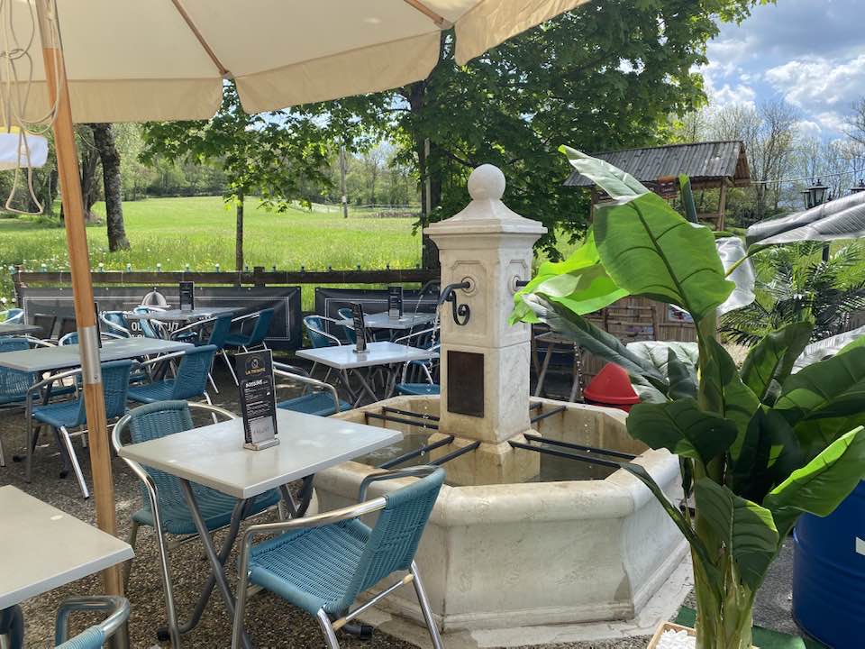 vends  cause retraite fonds de commerce hotel restaurant dans hautes alpes sur route nationale n85 avec grand parking
ce fonds dispose de 2 batiments une salle restaurant veranda de 70 places assisses avec 6 chambres au dessus du restaurant
grande terrasse extérieure avec grand parc et jeux pour enfants  70 couverts supplémentaire l'été
une autre annexe (batiment) avec 6 chambres et un appartement de fonction comprenand 4 chambres.
tres belle affaire a saisir!!!!!