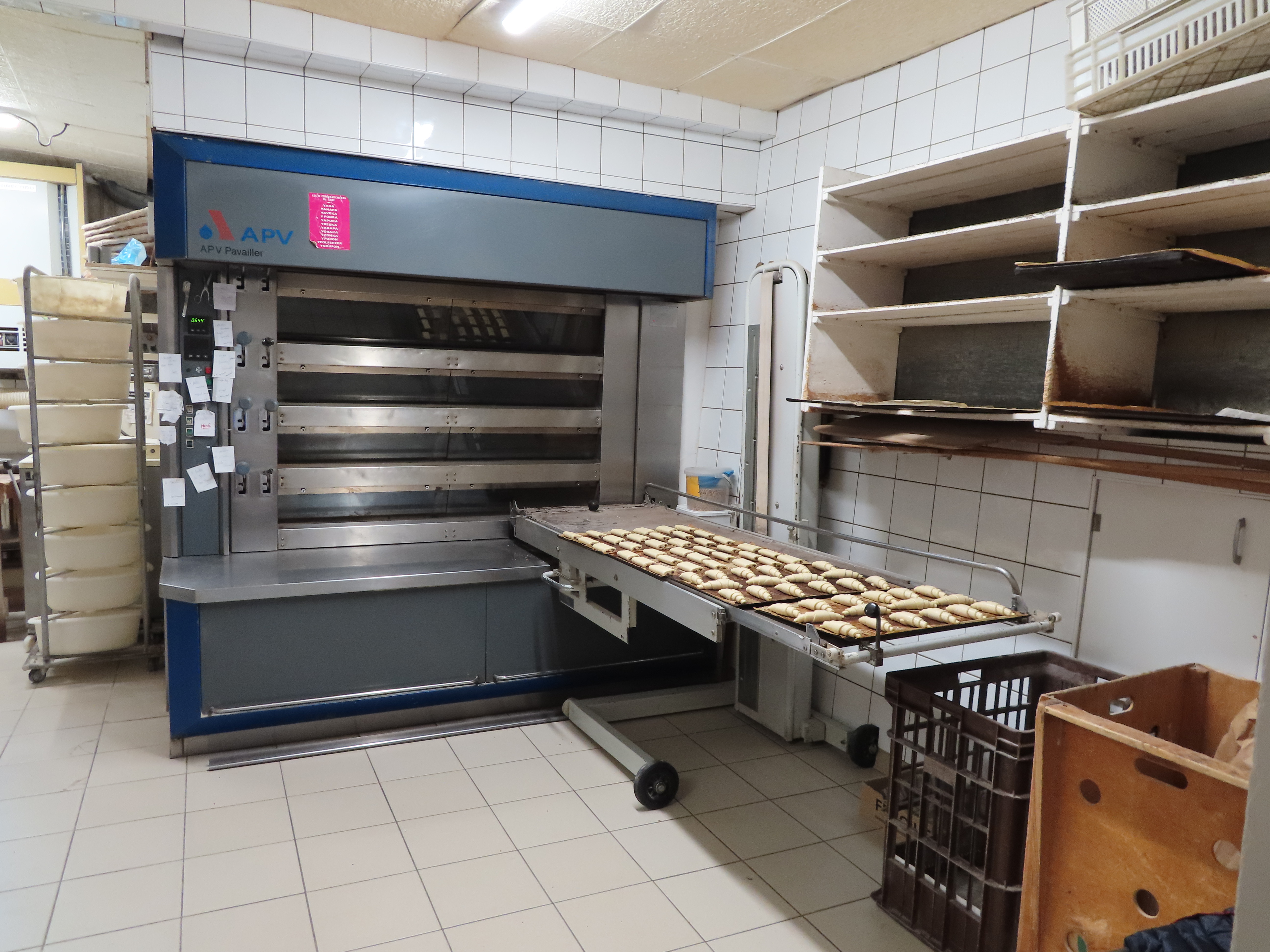 A céder, boulangerie, pâtisserie, implantée au cœur d’un village Étape de l’autoroute A75 reliant Clermont-Ferrand à Montpellier, située sur le sentier de Saint Jacques de Compostelle.
 
Magasin climatisé de 20 m², fournil et laboratoire de pâtisserie de 65 m². Matériel opérationnel. Réalisation de trois tournées par semaine. Clientèle composée de particuliers, pèlerins, entreprises et secteur public.
Absence de salariés. Possibilité d’accompagnement à la reprise par les cédants.
Possibilité de loger sur place.
 
Idéal pour un couple dont l’un des deux dispose de compétences en boulangerie – pâtisserie.