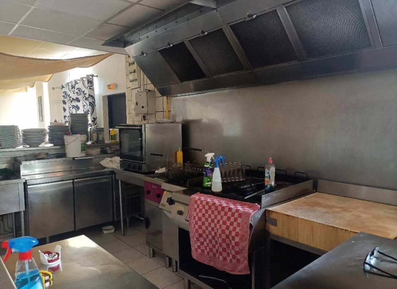 Restaurant a fort potentiel avec son parking bien placé avec centrale nucléaire de pierrelatte,  ce restaurant de 400 m2 avec son grille et son coin pizzeria une très belle salle avec magnifique bar 
Vous pouvez faire karaoke,  mariage,  séminaire etc le coup de cœur assuré vous avez un appartement sur place vous avez les entreprises et les ouvriers de la centrale nucléaire qui viennent se restaurer le midi , nous vendons pour raison de santé preuve à l appuis 
Vous avec un bail tous commerce un énorme potentiel pour vos projets et événements 
Mon no 0660126096