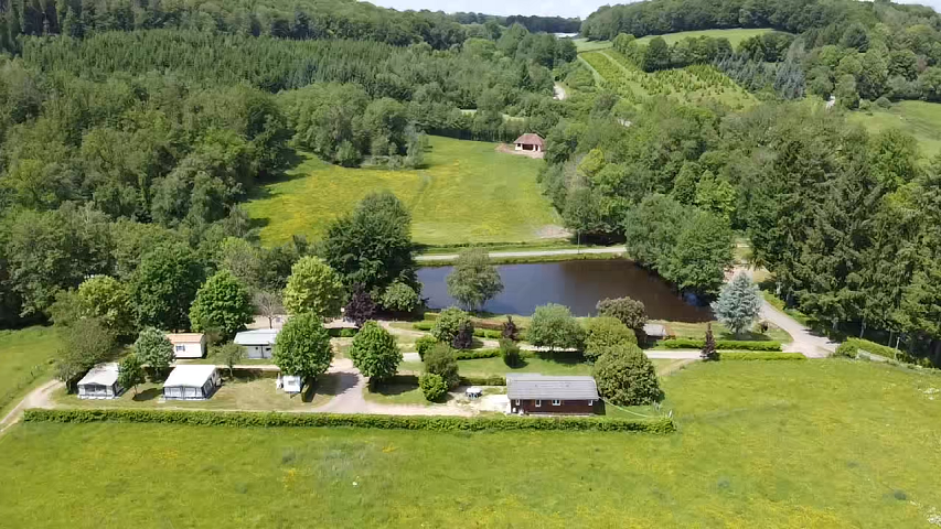 CAMPING FAMILIAL avec HLL & ETANG
Propriété exceptionnelle à exploiter en camping familial sur plus de 6 Ha. Prix :

Jolie vue, calme absolu.
Bordé par une petite rivière du Morvan, ce domaine se compose d'un étang de pêche d'environ 5000 m² de superficie, d'habitations légères de loisir, d'un mobil home, d'emplacements divers pour caravanes et aires de camping
Sanitaires avec douches, lavabos et WC sur le terrain.
Point de vidange pour camping-car.
Le chalet comprenant, 1 véranda très lumineuse sur parquet, grandes baies vitrées, coin lave-linge, cuisine aménagée et équipée, salle à manger, 2 chambres, douche, WC.
Un superbe environnement en pleine nature.