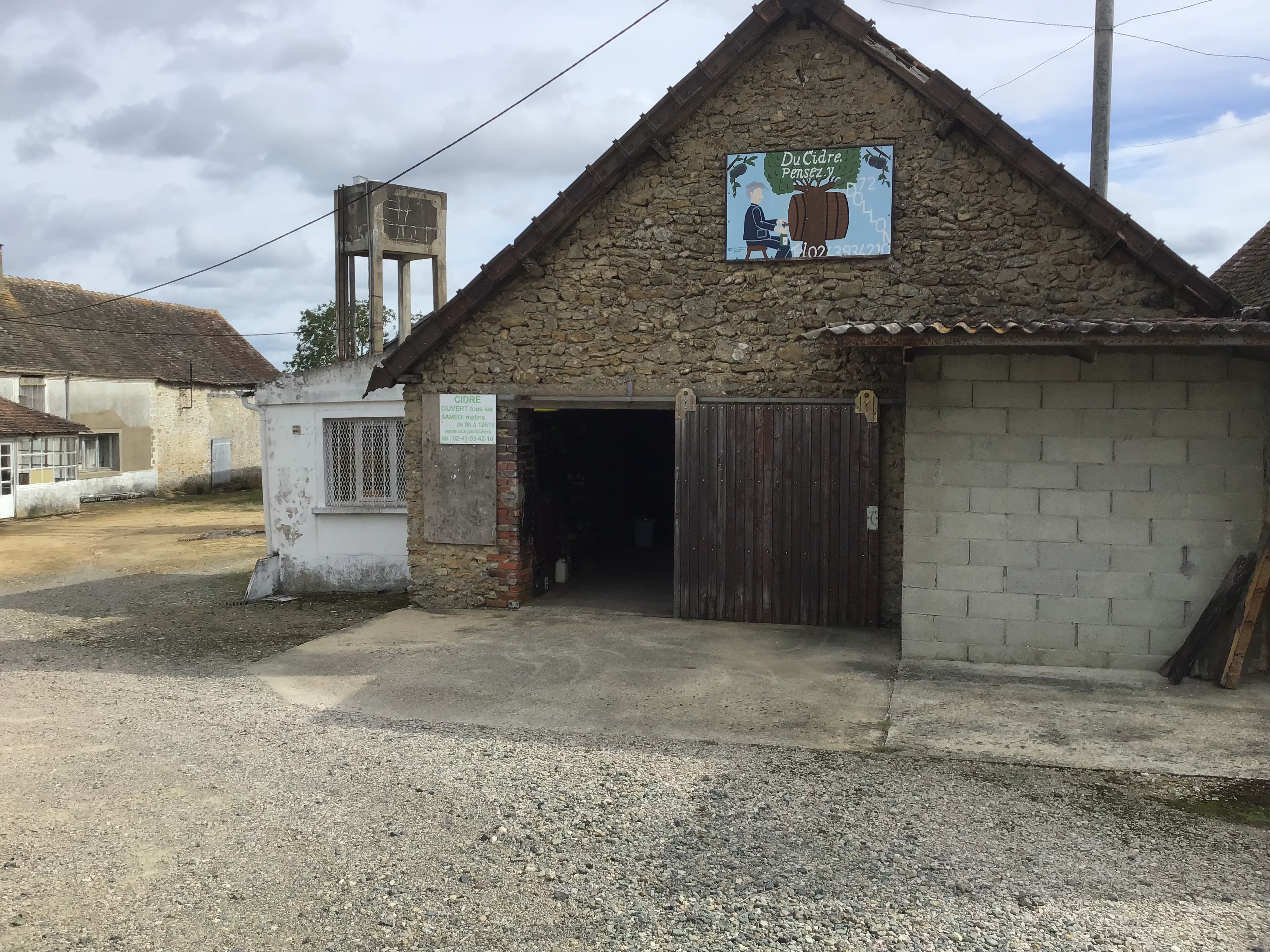 URGENT.                                                                                                               Cause retraite, À VENDRE exploitation cidricole  labellisée BIO marque dépose «  LES VERGERS DU PÈRE ERNEST »  production de cidre, jus de pomme, vinaigre de cidre ,  vend les locaux d’entreposage et fabrication situés à DOLLON , matériel de fabrication et stockage clientèle  de grandes surfaces, magasins BIO  mise à disposition de vergers de  1000 pommiers environ   Pour plus d’informations  CONTACTEZ  madame LEGRET  Viviane  au 0243932191