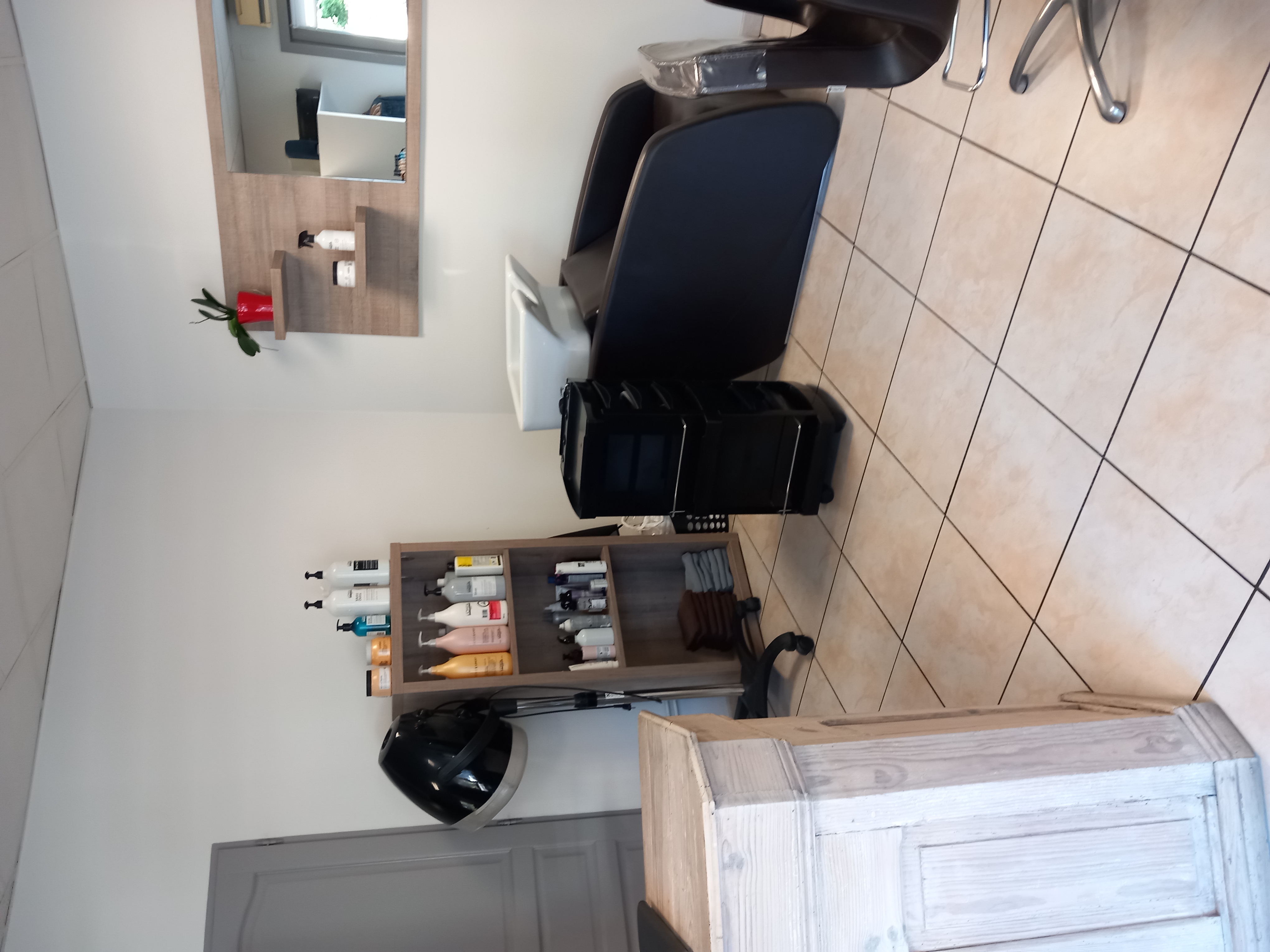 Pour m'être épanouie dans cet agréable salon de coiffure pendant 14 ans,
je souhaiterais que l'aventure perdure dans les mains d une personne passionnée.
Le salon est entièrement opérationnel.
- Surface: 30m2
- Equipement complet : 2 postes de coiffage, 1 bac à shampoing massant, réserve, climatisation réversible, coin accueil .....
- Accessibilité PMR
- Loyer modère : 380 €
- 3 parkings gratuits a proximité immédiate
- Clientèle fidèle et en constante progression (Zone de chalandise d'environ 20000personnes)
- Emplacement de premier choix au cœur du village, dans un environnement commerçant dynamique et touristique.
Je suis à l'écoute de toute proposition afin de faciliter la reprise de cette entreprise pour garantir le succès à venir d'un ou d'une collègue. 
Vous n'avez plus qu' à pousser la porte et vous mettre au travail.