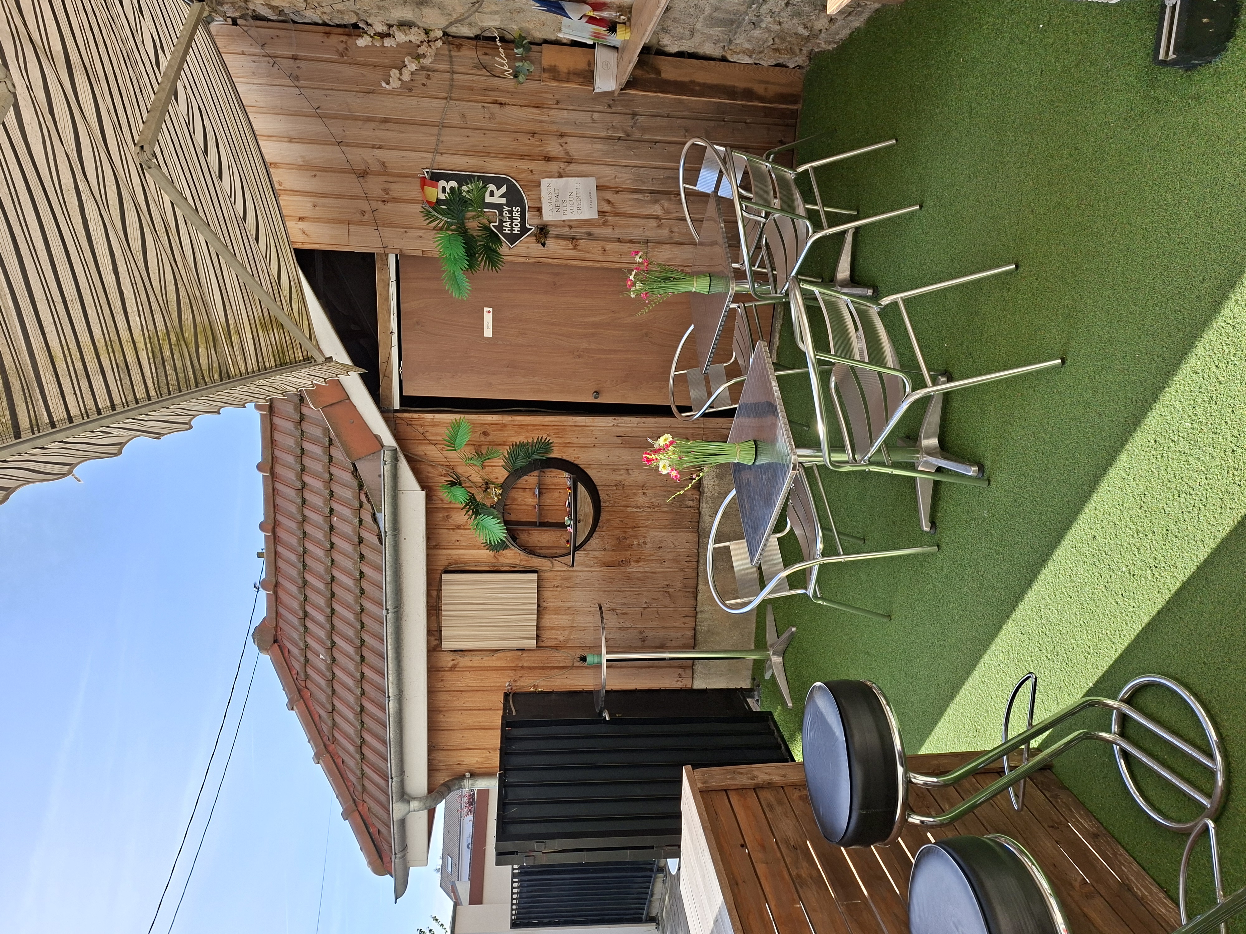 FONDS DE COMMERCE : BAR/TABAC/PMU/FDJ/BOUTIQUE   surface 174 m2.

     Dans un village dynamique avec de nombreux commerces à 10 minutes de Reims.

Clientèle fidèle!

Emplacement stratégique dans une zone très passante avec parking!

Deux grandes terrasses aménagées et ensoleillées sont un réel atout pour développer une activité de petite restauration (snacking, planches apéritives...)

Fort potentiel et chiffre d'affaire en constante progression.

Etablissement entièrement rénové dans un esprit chaleureux et cocooning!
Le PLUS à l'étage, un grand appartement lumineux et spacieux de 90 m2, rénové et moderne!
Exploité actuellement en AIRBNB, générant un revenu complémentaire mais pouvant servir d'appartement de fonction.