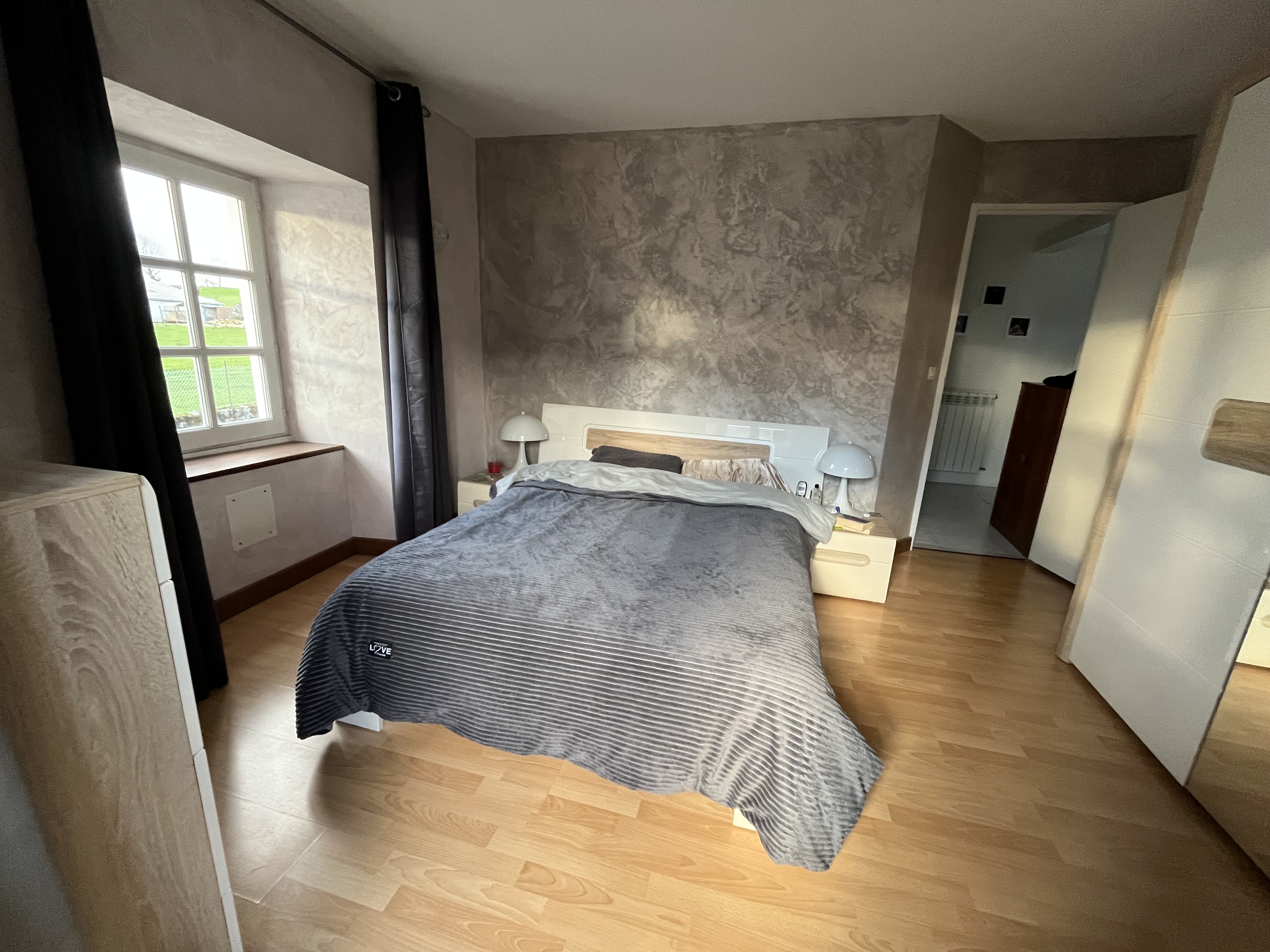 Etablissement situé dans le hameau de Salgues sur la commune de Condom d’Aubrac.
Il se situe  au bord de la route départementale 987: départementale très fréquentée en toute saison. 
Culminant à 850m d'altitude située au sein du Parc Naturel Régional de l'Aubrac à 12km de village Aubrac, 20km de Laguiole et à proximité de la vallée du lot. 
Actuellement cet établissement est notre deuxième activité  il est ouvert en fonction de notre planning. 
Nous recherchons un repreneur afin de pouvoir offrir à la population un lieu de convivialité. Fort potentiel à développer
Ensemble immobilier organisé autour de 3 bâtiments :
Bâtiments principal avec Licence IV : 
- Bar de 50m2
-  Une salle de restaurant de 70m2 pouvant accueillir 90 personnes
-  Une cuisine de 30m2 
- Un wc
A l'étage, un appartement de 85m2
- Salon
- 3 chambres de grands volumes
- Dressing
- Bureau 
- Un grenier de 70m2 pouvant offrir un autre potentiel.
Bâtiment secondaire : Ancien hôtel transformé en gîte.Tout le rez de chaussée faisant office de pièces annexes ( atelier, cellier...).
Le gîte de 85m2 est à l'étage, il est en très bon état et a été récemment rénové. Il offre à la clientèle une cuisine toute équipée ouverte sur le salon avec vue panoramique ; une terrasse pour profiter de l'extérieur
- 3 chambres
-  salle d'eau 
-  wc
- Terrasse
Il est parfaitement bien équipé, la décoration est soignée et chaleureuse.
Le Garage 
Au dessus du garage un petit logement de 22m2 : 
une chambre avec salle d'eau
- une cuisine
wc.
Ces logements sont loué sans aucune difficulté.
Les bâtiments forment une cour intérieure et la propriété dispose d'un très beau terrain avec vue panoramique à l'arrière du gîte ainsi qu'un terrain de pétanque.
L'ensemble de la propriété est chauffé grâce à une pompe à chaleur.
Dernièrement 24 panneaux photovoltaïques ont été installés (sur la toiture du gite) visant l'autoconsommation électrique.
Tous les projets sont les bienvenus! Contactez nous pour plus d'information.