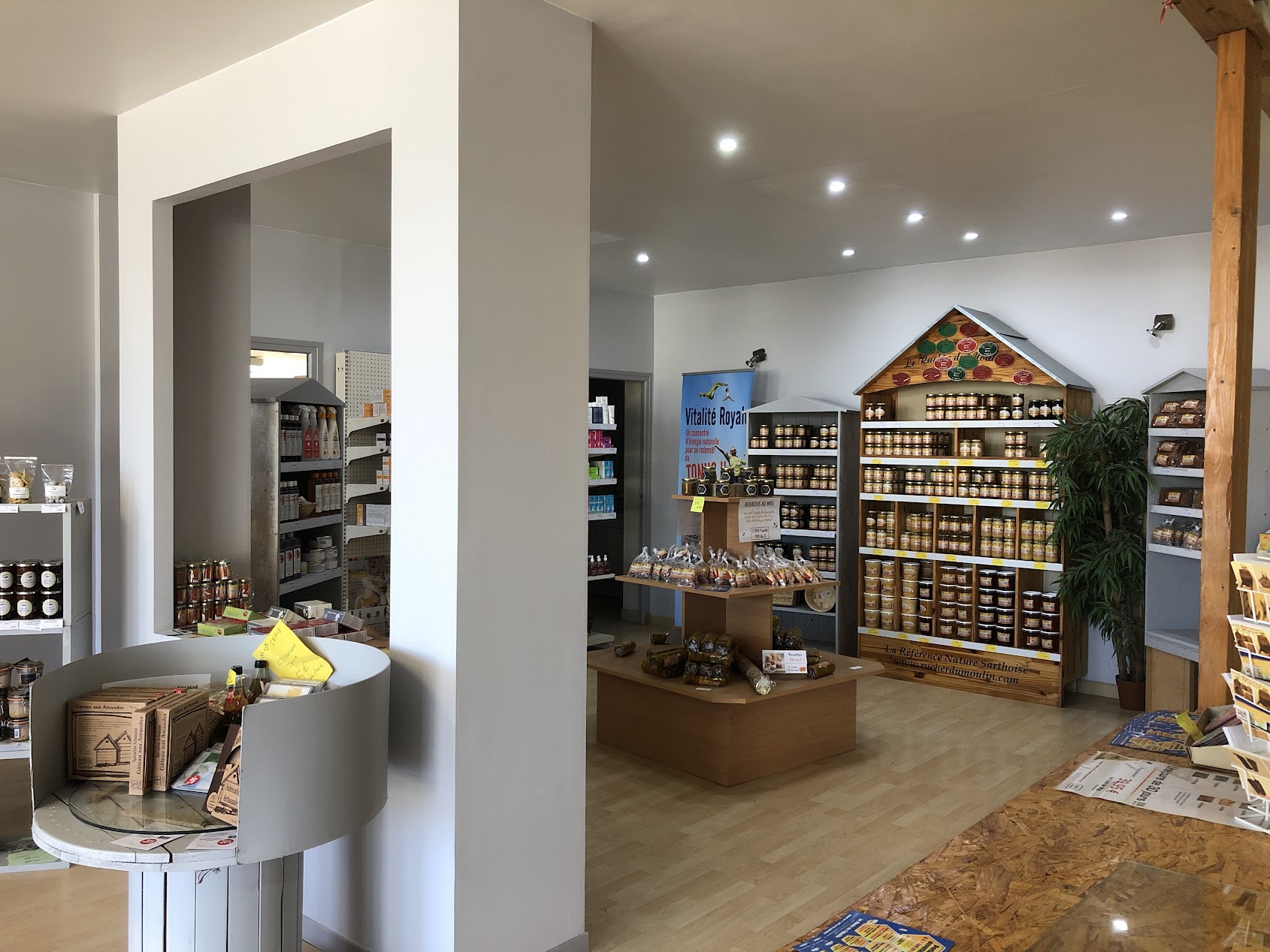 A reprendre, entreprise familiale dans l’apiculture, existante depuis 1989, suite changement de vie.
Cette entreprise est spécialisée dans le domaine apicole, avec un magasin de matériel apicole de 280 m², un musée de l’abeille, une boutique de produit locaux, souvenirs. 
Les ventes de produits de la ruche et de matériel apicole se font en B&B, B&C et via internet.
Atelier de fabrication (pain d'épices, pâte à tartiner...) et de conditionnement
Vente via un distributeur automatique de produit de la ruche également.
Beau CA et fort potentiel de développement sur les deux boutiques.
Beau fichier client avec suivi des ventes, B&B et B&C.
Le local est d’une superficie de 1500 m² avec 5000 m² de parking, composé d’un espace de vente de 280 m², salle d’exposition d’env 350 m², 3 bureaux, 5 laboratoires ou pièce de stockage et d’un entrepôt de 450 m² avec un grenier de stockage charge légère de 350 m².
-	Possibilité de reprendre également l’activité production, miel, reines, essaims… cheptel de 200 colonies (prix à déterminer).
3 salariés + le gérant est actuellement en poste.
Aucune concurrence à 35 km.
Location du local de 1500 m² sur grand axe passager : 3.00 € HT/m² / mois.
Location des pièces Musée : 500 € HT/ mois.
Location des brevets et autres : à négocier.
Prix de vente :  650 000 € comprenant le fonds de commerce, le stock ainsi que le matériel nécessaire à l’entreprise.
