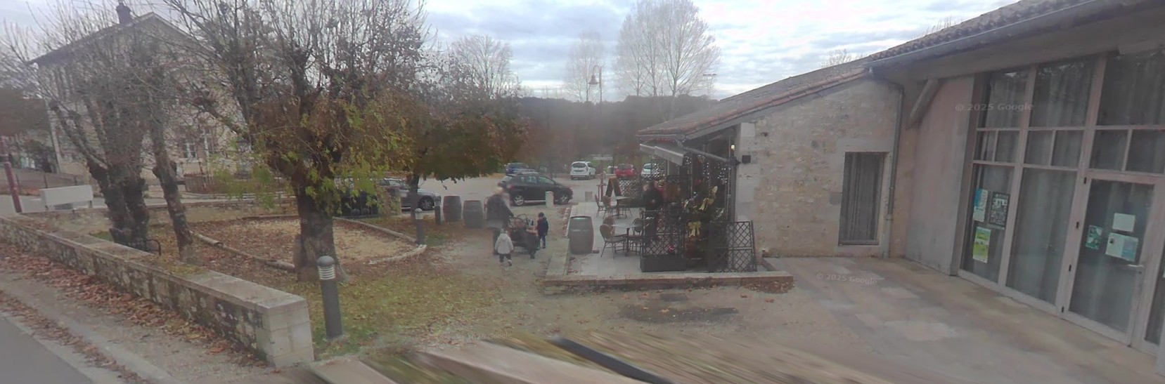 Village dynamique, dans le sud du Lot à Fontanes (46230), cherche couple pour gestion multi-service/restauration. 
La Commune de Fontanes a une population d’un peu plus de 500 habitants, sa situation géographique est un atout, car elle situé à la sortie de l’autoroute A20, ce qui met le village à une heure de Toulouse, une heure de Brive-la-Gaillarde 30 mm de Montauban, 19 km de Cahors et 20 km de Caussade. La zone économique Cahors sud en plein développement, se trouve à 3km.
Le multi service se trouve au cœur du village, la mairie, l’agence postale, l’église classée, le terrain de foot et de pétanque sont à 100m. Le multi-service est situé au carrefour principal, en face de l’école, et à proximité d’un parking public gratuit, d’une aire de jeux pour enfant, et de la bibliothèque. La location se compose de l’habitation + commerce + licence IV, et d’une terrasse dont une partie est abritée par une véranda d’environ 18 m2.
Nous recherchons un couple avec ou sans enfants pour exploiter en location libre un commerce fournissant alimentation, presse, pain, boissons, restauration, etc…. Qualités exigées : avoir du goût pour le contact humain, être qualifié pour faire la cuisine et avoir une expérience similaire. 
Surface du multi-service 117 m2 + terrasse avec véranda (18 m2). Surface du logement 85 m2 environ, il s'agit d'un T4. 
Disponibilité des locaux à partir du 15 mai 2026 (habitation + commerce + licence IV).

Pour faire acte de candidature, merci d’envoyer votre curriculum vitae et références à la mairie de Fontanes, 1, place de la mairie 46230 Fontanes, ou par mail à mairiefontanes@orange.fr. Vous pouvez aussi contacter directement madame la maire  au 06.88.75.91.76 pour avoir des renseignements complémentaires. Adresse du site de Fontanes : http:/fontanes.net