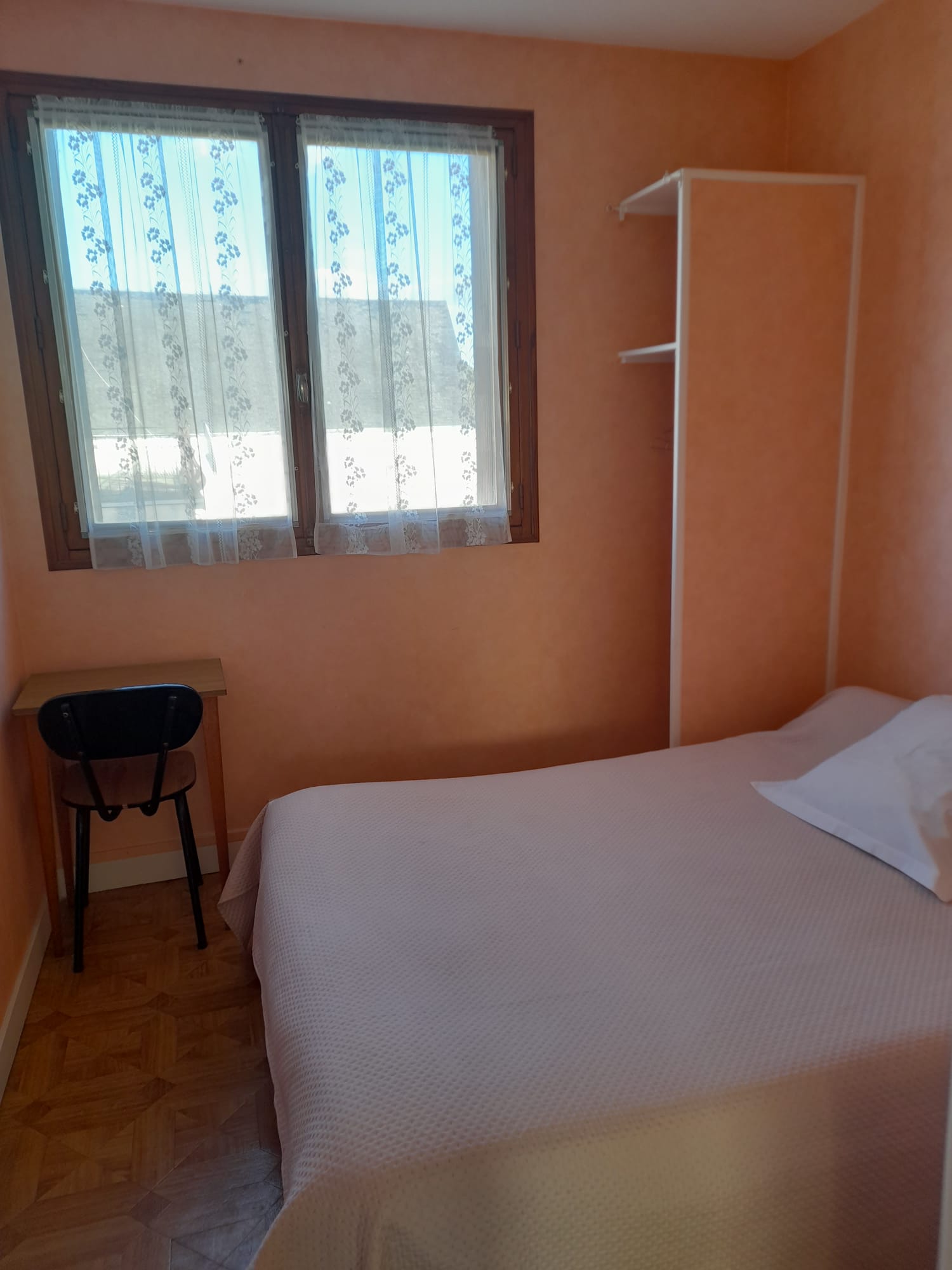 Opportunité rare – Hôtel / Bar / Restaurant au cœur du Val de Loire

Offrez-vous un véritable projet de vie dans un cadre bucolique et touristique prisé. Niché dans un village verdoyant du Val de Loire, dans la région chère à George Sand, cet établissement bénéficie d’un emplacement stratégique, à proximité immédiate du ZooParc de Beauval, du Château de Talleyrand et situé sur l'axe touristique majeur des châteaux de la Loire.

Un outil de travail clé en main + un fort potentiel de développement

D’une surface d’environ 393 m², cet ensemble complet et fonctionnel permet une exploitation immédiate, tout en offrant de nombreuses possibilités d’évolution.

Rez-de-chaussée :
Espace bar/café convivial avec coin salon
Salle de restaurant lumineuse (60 couverts assis / jusqu’à 150 en évènementiel)
Cuisine professionnelle équipée
Lingerie, réserve, 2 WC
Logement privé avec 3 chambres et 1 WC, offrant un confort de vie immédiat aux exploitants
Cour intérieure


À l’étage :
5 chambres prêtes à l’exploitation
Salle d’eau et WC

Un potentiel exceptionnel à exploiter :
Combles aménageables permettant la création d’environ 8 chambres supplémentaires → idéal pour développer une activité hôtelière ou touristique
2 caves + 2 garages

Des atouts techniques rassurants :
Tout-à-l’égout
Chauffage au fioul (2 chaudières)
Conformité aux normes de sécurité (incendie, gaz, électricité)

Pourquoi ce bien est une vraie opportunité ?
Emplacement touristique recherché
Établissement déjà en activité → reprise facilitée
Fort potentiel de chiffre d’affaires après développement
Idéal pour un couple ou un investisseur souhaitant allier cadre de vie et activité professionnelle

Prix attractif (murs + fonds) : 198 500 €