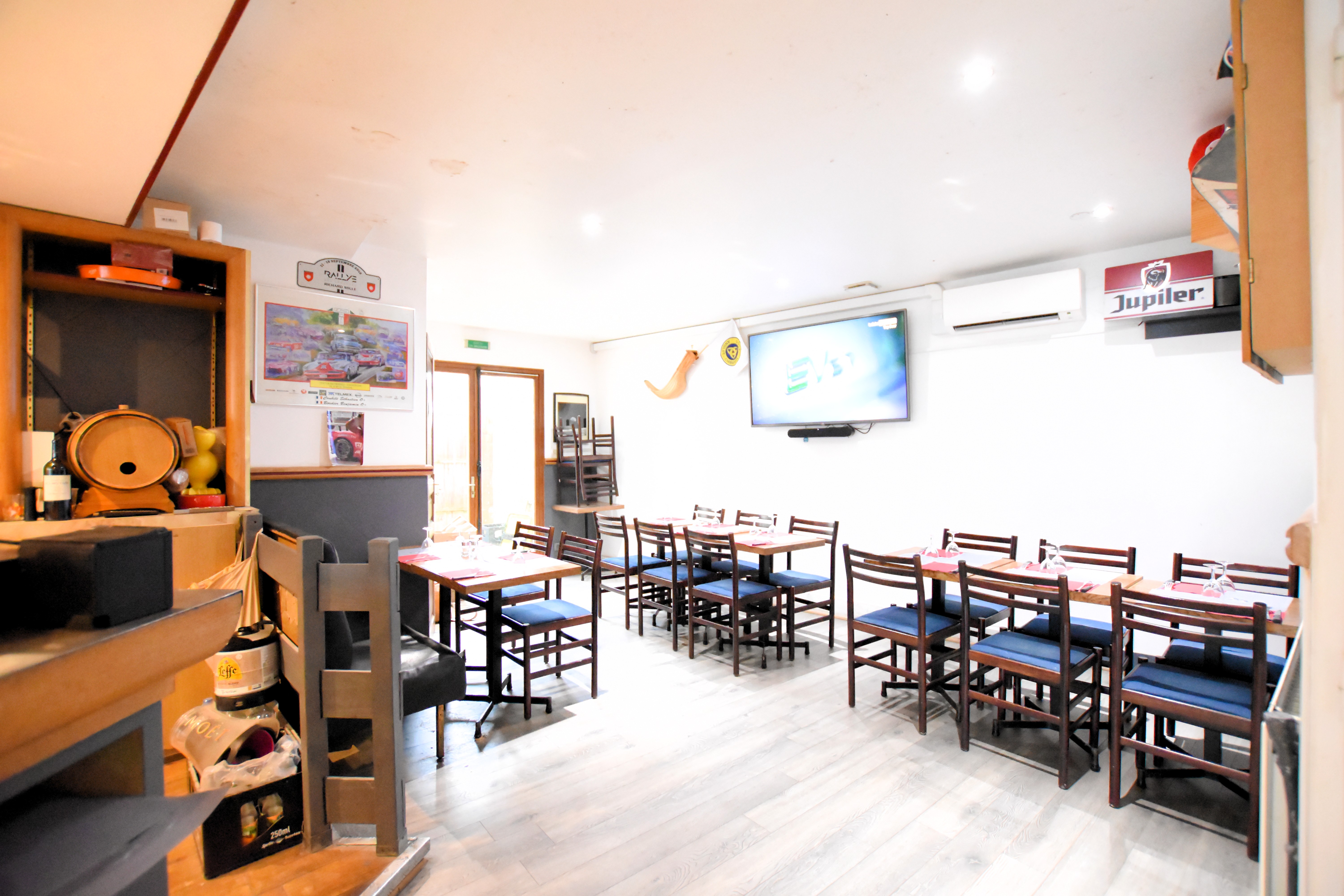 Situé au cœur des Molières à proximité immédiate de Limours, sur un axe passant bénéficiant d’un flux estimé à 10 000 véhicules par jour, David et Kim vous présente une opportunité rare pour un repreneur souhaitant exploiter un établissement stable avec un fort potentiel de développement.

- Surface totale : 93 m²
- Salle : 68 m²
- Capacité : 50 couverts
- Licence IV incluse
- FDJ active
- Bail commercial 3/6/9
- Loyer annuel : 17 400 €
- Stationnement immédiat
- Visibilité directe depuis l’axe principal
- Normes PMR

Exploité depuis plus de 12 ans, l’établissement bénéficie d’une clientèle mixte (locale et de passage) et d’un emplacement central structurant au sein de la commune.

Le modèle actuel repose sur une exploitation maîtrisée avec un chiffre d’affaires stable.
Des leviers de développement évidents existent :

✔ Extension des horaires
✔ Développement de la restauration
✔ Activation possible PMU
✔ Création d’un débit de tabac (sous réserve autorisations), la mairie est d'accord pour la création du débit de tabac et l'exploitant peut vous accompagner dans les démarches
✔ Organisation d’événements via l’espace communal adjacent

La Licence IV constitue un actif stratégique valorisable indépendamment.

- Prix de cession : 99 000 € HAI
Positionnement cohérent au regard :

- de la stabilité d’exploitation

- de la localisation

- du flux routier

- du potentiel non exploité

Accompagnement possible dans les démarches administratives, n'hésitez pas à nous contacter pour tout complément d'information.

Une opportunité rare sur le secteur de la Vallée de Chevreuse — idéale pour développer votre activité dans un environnement dynamique, à fort passage et recherché.

Contactez dès maintenant votre DUO présent depuis plus de 10 ans et expert de la Vallée de Chevreuse : David & Kim - BLB Immobilier
Disponibles 7J/7 au 06.74.63.97.71 / 06.76.08.50.55 • david@blbimmo.fr • kim@blbimmo.fr

Informations sur les risques (ERP) : www.georisques.gouv.fr
Annonce rédigée sous la responsabilité de Mr ANTONIO David, RSAC Versailles n° 795 063 999.