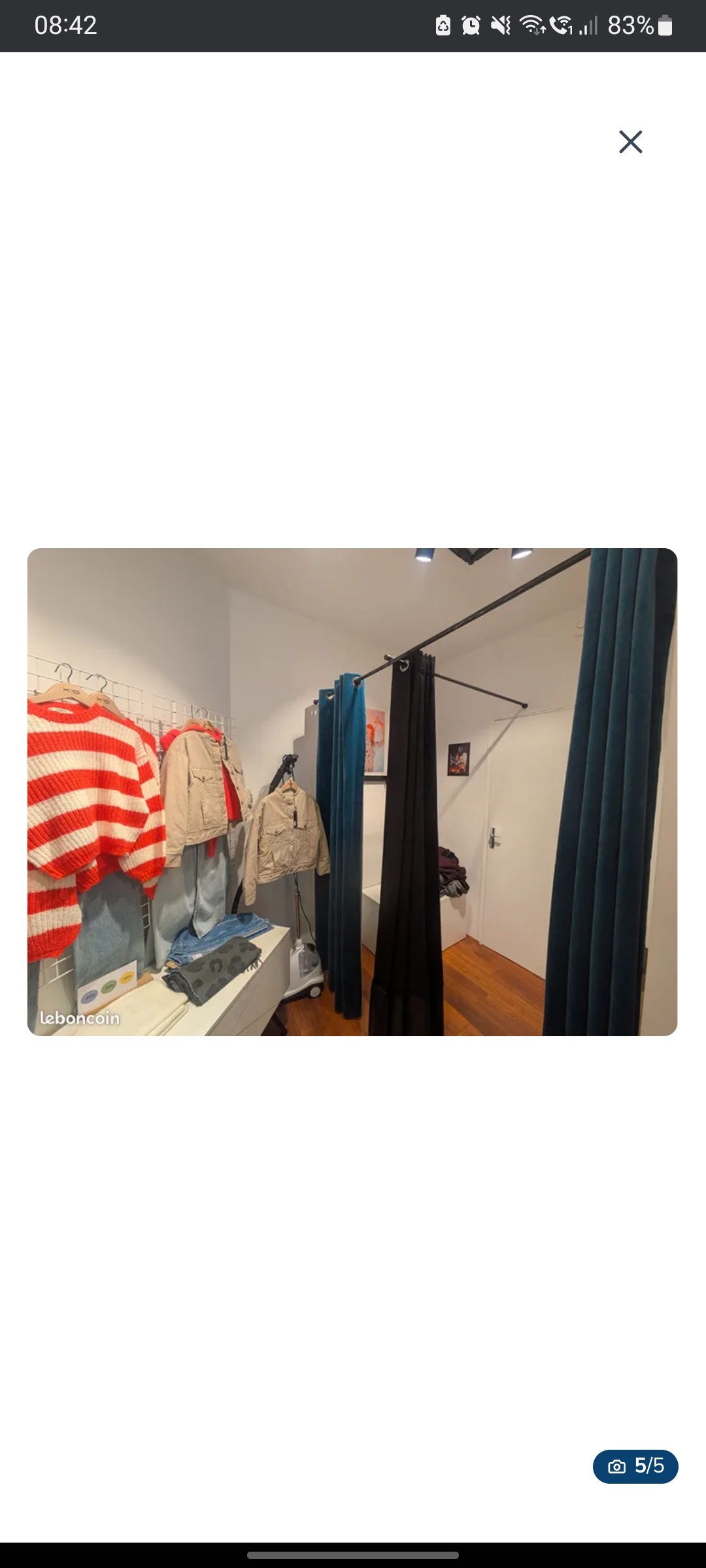 Local commercial 40 m² FOUGERES Situé en hyper-centre de Fougères, cette boutique d'environ 40 m² a été entièrement rénovée en 2023. Elle comprend, une surface de vente, réserve et WC. 2 rideaux métalliques devant vitrine et porte. Loyer mensuel de 750€ HT + 10€ de provision pour charges. Cession de Droit au Bail de 18300€ frais d'agence inclus Surface : 40 m² Non soumis au DPE Consommation énergie primaire : Non communiqué Consommation énergie finale : Non communiqué