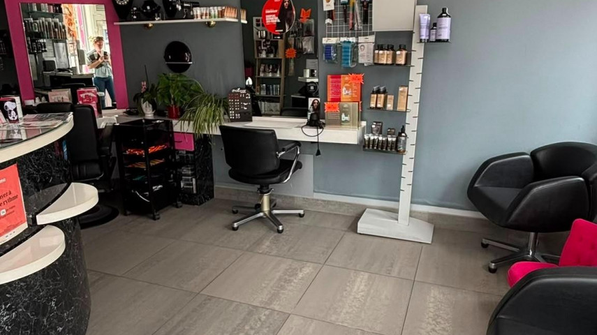 À céder pour cause de départ à la retraite anticipée, ce salon de coiffure bénéficie d'un emplacement stratégique et d'une clientèle fidèle depuis plus de 30 ans. Une opportunité idéale pour une première installation ou un projet de développement.

- Localisation : plein centre-ville de Moreuil (commune dynamique de près de 4 000 habitants).
- Stationnement : très facile et gratuit avec un grand parking situé en face de la boutique.
- Superficie : 
Salon 56m²
Local du personnel 28m²
Cave de stockage 25m² 
Garage 20m²

- Agencement : Espace coiffure et lumineux équipé de 10 postes de coiffage, 3 bacs à shampoing et 1 siège barber dédié. Une salle de pause pour le personnel, entièrement rénovée récemment. Un garage privatif attenant (idéal pour stockage ou véhicule

- Energie : chauffage au fuel
- Bail commercial : loyer attractif de 750€/mois.

- Historique : établissement crée et exploité avec succès depuis 1994. Clientèle locale et fidèle, forte notoriété
- Chiffre d'affaires : 140 000€ HT (moyenne lissée sur les 3 derniers exercices de 11mois), activité stable et saine.

Equipe en place : 1 dirigeante (cédante), 1 salarié en CDI à temps plein, 1 apprentie et 1 employé de ménage (3h/semaines).

Prix du fonds de commerce : 99 000€Accompagnement de repreneur si besoin
