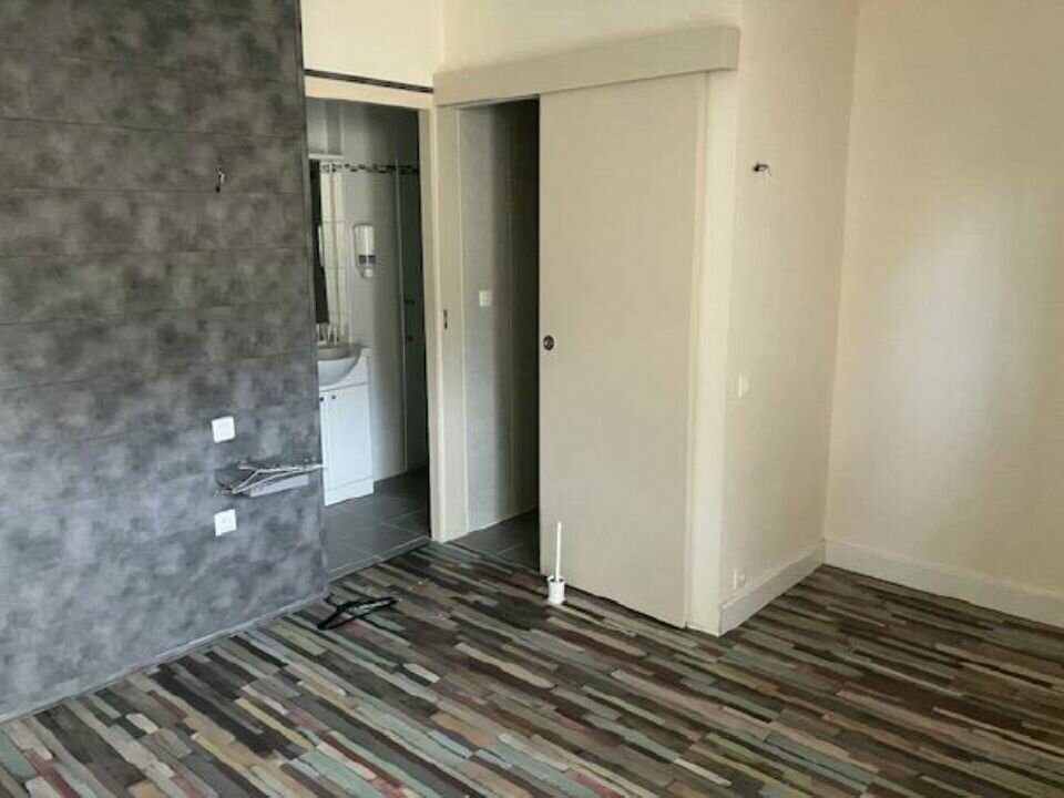 Cet ancienne auberge dispose de 16 chambres (dont 4 au sein du logement de fonction), et de deux salles de restauration avec cuisine et comptoir.

Depuis les années 2000, une épicerie avec un bar et un tabac occupait les lieux, proposant occasionnellement des services hôteliers.

Le bien d’une surface totale de 1100 m² est constitué :

d'un terrain avec :
- un parking clientèle
- une terrasse en bois
- un garage de 18 m²
- une cave extérieure
- une cour privative

d'un bâtiment principal de 500 m² comprenant :
– au rez-de-chaussée :
deux salles de restauration de 81 m² et 56 m²
un espace accueil/épicerie de 67 m²
une cuisine et une plonge de 30 m² non équipée
– au premier étage :
4 chambres de 13 m² avec salle de bain et toilette commune pour la partie auberge
un logement de fonction comprenant 4 chambres de 9 m² à 15 m², une salle de bain, un salon de 27 m² et une pièce de cuisine à créer de 13 m²
– un grenier de 61 m² avec des possibilité d’aménagement
– une cave

d'un second bâtiment annexe de 106 m² comprenant :
- 6 chambres de 13 m² à 20 m² avec salle de bain et petite terrasse privatives
- un grenier

Localisation :

A la croisée de la Touraine, du Berry et du Poitou, une ancienne auberge-restaurant est à reprendre.
Seuls les murs sont à céder pour ce bien qui accueillait habitants et touristes itinérants, situé sur la rive gauche de la Creuse, en face de la cité de Descartes.

Conditions d'acquisition :

Nous consulter

Caractéristiques / Atouts :

- Sur une route passante
- Fréquentation touristique et attraits à proximité : en vallée de la Creuse, en face de la cité de Descartes et à proximité des falaises troglodyte de Saint-Rémy-sur-Creuse
- Accompagnement de la collectivité et de l'office de tourisme pour la mise en commercialisation
- Aide financière pour aider à la modernisation et rénovation des lieux