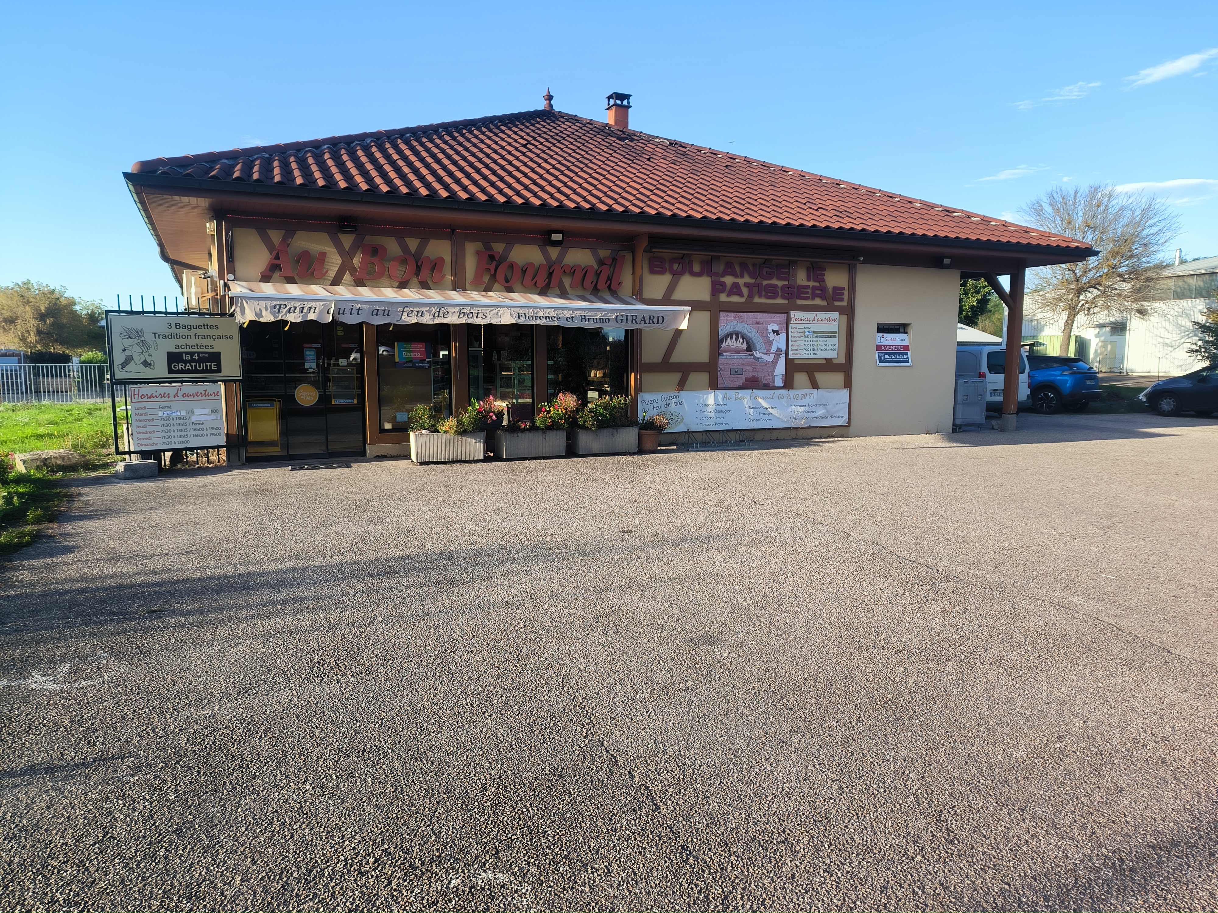 Fond de commerce d'une boulangerie familiale situé en zone artisanale sur la commune de Tossiat dans l'Ain.  construite en 2002 d'une surface de 196 m².

Fort potentiel d'extension avec un grand parking privatif sur le devant du magasin, terrain constructible sur le pourtour du bâtiment et proche de l'autoroute Sortie Bourg Sud. 
Fort d'une expérience de plus de 20 ans, ce commerce affiche un chiffre d'affaires H.T. de 186 000 €, témoignant de sa solidité et de son potentiel. 
De plus, une possibilité de vente des murs est envisageable sur demande.

Le magasin a été rénové dernièrement avec de nouvelle banque réfrigérante et tout le bâtiment est climatisé. 
L'espace à l'arrière se distingue par une partie cuisson et un espace laboratoire avec deux chambres froides.