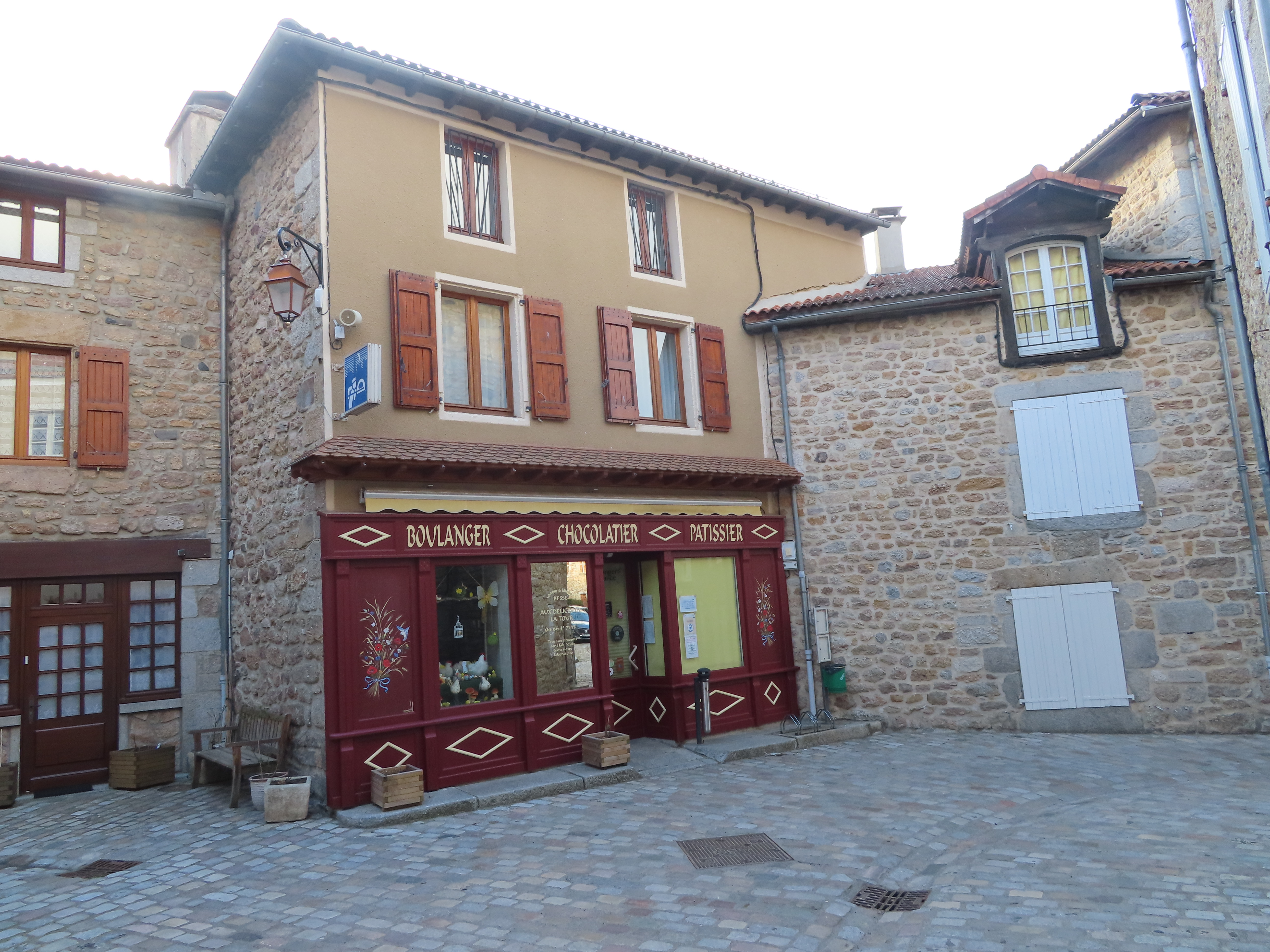 A reprendre pour cause retraite, une boulangerie, pâtisserie, chocolaterie, glacier située au cœur d’un village du Nord de la Lozère, à 10 min de l’autoroute A75 reliant Clermont-Ferrand à Montpellier.
Exploité depuis une trentaine d’années, l’établissement a su se diversifier et fidéliser une clientèle locale et touristique.
Locaux fonctionnels, équipement en parfait état : magasin climatisé de 35 m², fournil de 70 m², laboratoire de pâtisserie de 50 m², laboratoire de chocolaterie de 30 m² et réserves de stockage. Très bon niveau d'équipement. Pas d’investissement à prévoir. Équipe de 6 salariés.
Idéalement placée, proche des commerces de proximité, stationnement disponible.
Grand logement attenant à la boutique (type T6).
Idéal pour un couple.