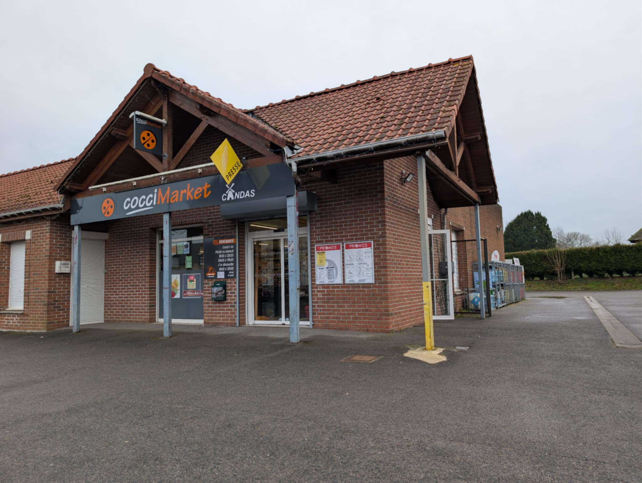 Superette alimentaire de belle surface :  250 M2 de surface de vente et 150 M2 de réserve, proposant gaz, presse, Rôtisserie le week end, rayon charcuterie trad, fruits es légumes, produits locaux, livraisons à domicile.

1,5 jours de repos par semaine, pause le midi, et 3 semaines de congés annuels .

Commerce existant depuis plus de 20 ans , chiffre stable , idéal couple ( si tenue en couple une après midi de repos chacun son tour )=  confort de vie ++.

Commerce sur commune avec toutes commodités (maison médicale, école, commerces ....)

Murs appartenant à la mairie , donc loyer très modéré.