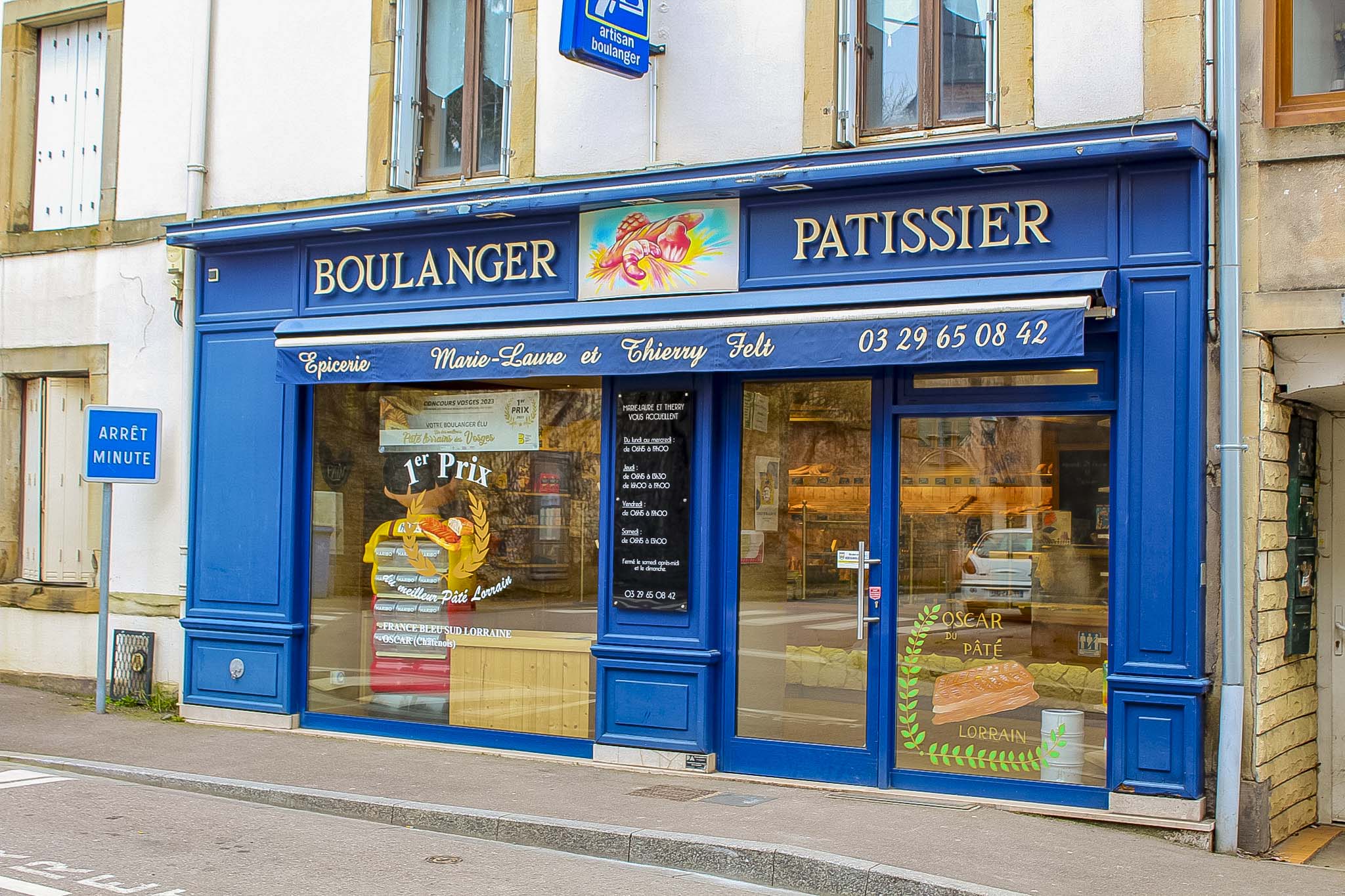 🥖À VENDRE BOULANGERIE-PÂTISSERIE.

📍 Localisation : RAMBERVILLERS - Zone de passage - Proche centre-ville

💶 Prix de vente : 150 000€ Fond de commerce / 220 000€ Fond de commerce plus murs à négocier. 

📐 Surface : 510m²

Boulangerie-pâtisserie artisanale Thierry et Marie-Laure FELT tenue depuis Juillet 2000, située dans un secteur fréquenté avec une excellente visibilité. 

À proximité du centre ville ainsi que d'un collège et d'autres commerces, elle bénéficie d’une clientèle fidèle et d’un fort passage quotidien. Située sur un axe majeur pour entrer dans RAMBERVILLERS.

Le local comprend un magasin de vente, un laboratoire entièrement équipé, un fournil fonctionnel, ainsi que des espaces de stockage. Le matériel est en bon état, régulièrement entretenu, conforme aux normes en vigueur.

Présence d'un logement habitable à l'étage ( Environs 150m²) moyennant quelques travaux et d'un troisième étage. 

🔹 Points forts :

Emplacement stratégique avec flux constant de clientèle.

Chiffre d’affaires stable / en progression (détail sur demande).

Possibilité de développement : snacking, livraison, ouverture le dimanche, etc.

Aucun salariés à reprendre.  

📞 Contact :

Pour plus d’informations ou pour organiser une visite, merci de nous contacter :

Par téléphone : 0329650842
Mail : mathieu.felt@gmail.com