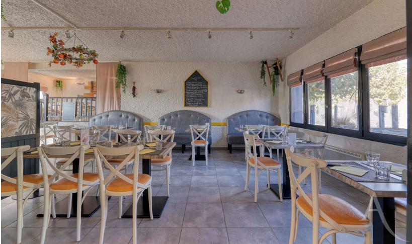 Fonds de commerce 90 m2
Vous propose un établissement de restauration agencée pour 50 couverts , situe en plein centre de Montaigu à proximité de tous commerces à pied et zones de stationnement .Vous disposerez d'une salle de restaurant d'environ 80 m2
d'une cuisine professionnelle équipée, d'un espace de stockage récent , d'un garage et d'une terrasse de vingt couverts exploitable d'avril à septembre.

loyer mensuel : 1070 € TTC 
CA 2024- 2025 185 345€