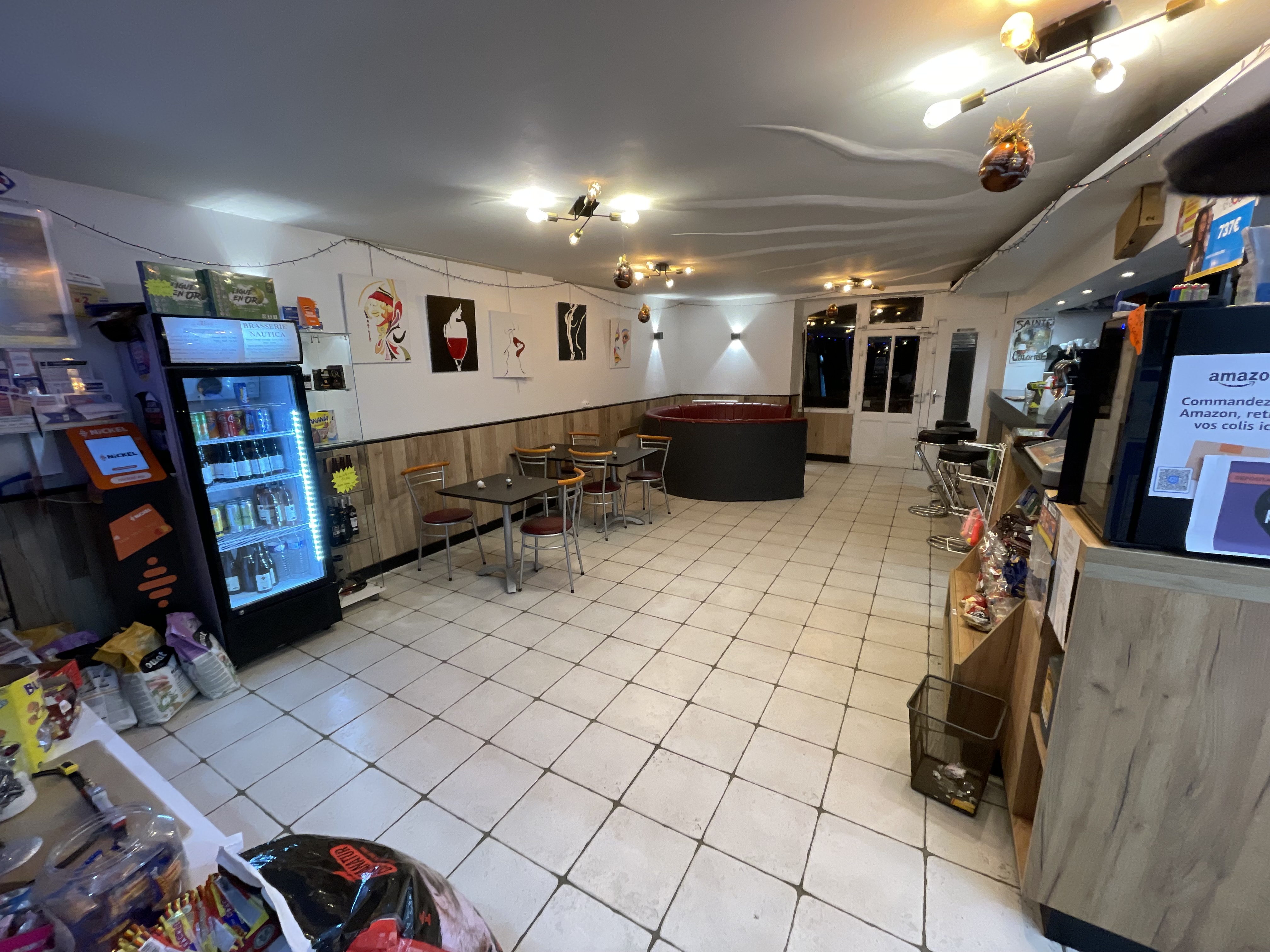 Vends mur comprenant 
Un commerce de tabac, restaurant, Bar, local libre, 
deux appartements : 
Un T3 louer 
Un deux pièces avec le fond.

Un fond de Commerce bar tabac restaurant