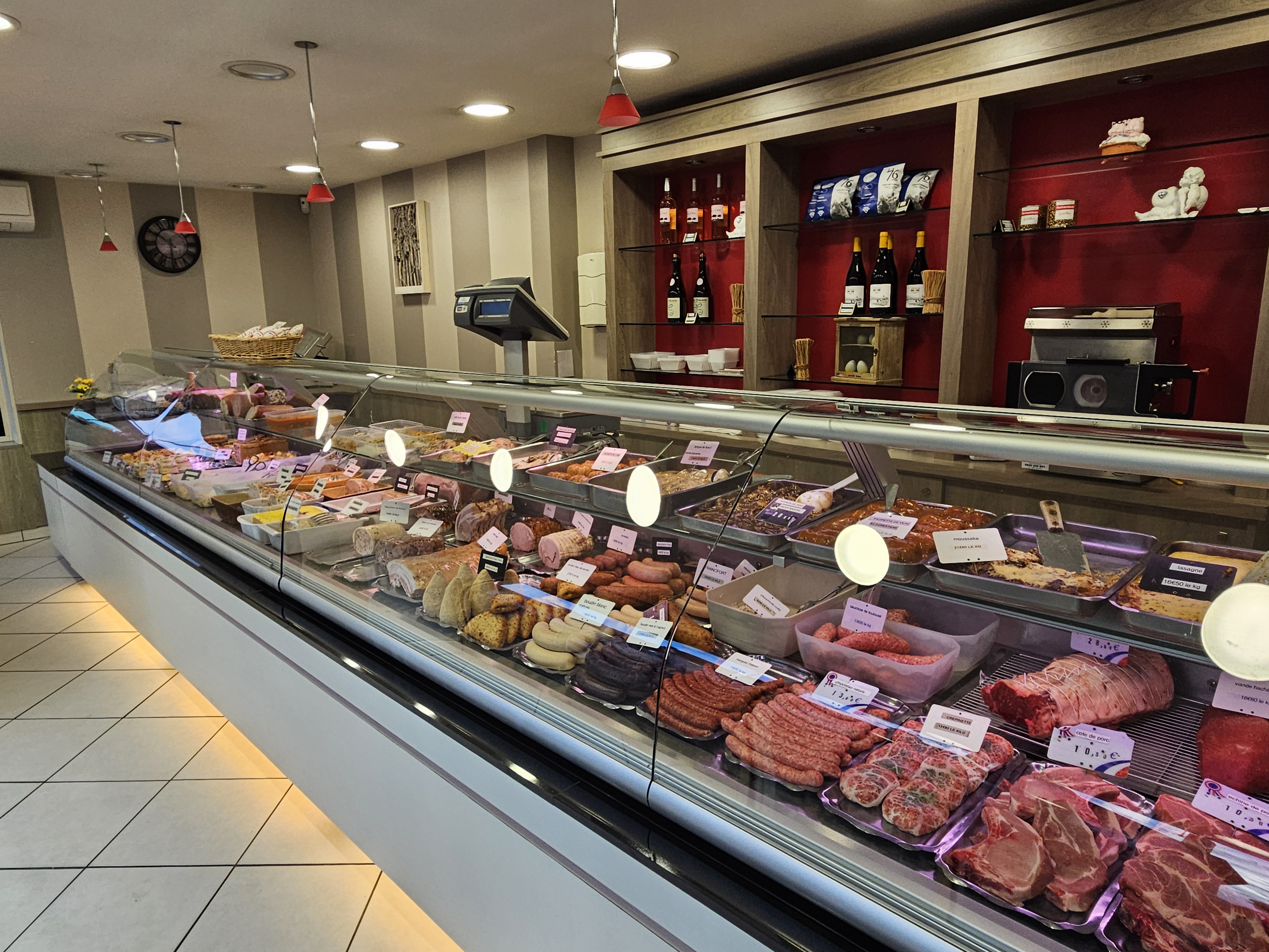 Fond de commerce a vendre. 
Charcuterie traiteur à vendre pour cause de départ à la retraite. 
Installer depuis 29 ans nous avons su fidélisé notre clientèle au fils des années, 

Le magasin dispose d'une superficie totale de 32m² et 55m² pour le laboratoire ainsi que des espaces  de stockage dans la cours et d'un camion frigorifique.

Équipement au laboratoire : 
Fours
Fourneaux 
Marmites 
Etc

Appartement avec bail commercial disposant d'une cuisine aménagée , un séjour et 2 chambres d'un loyer de 680€ par mois